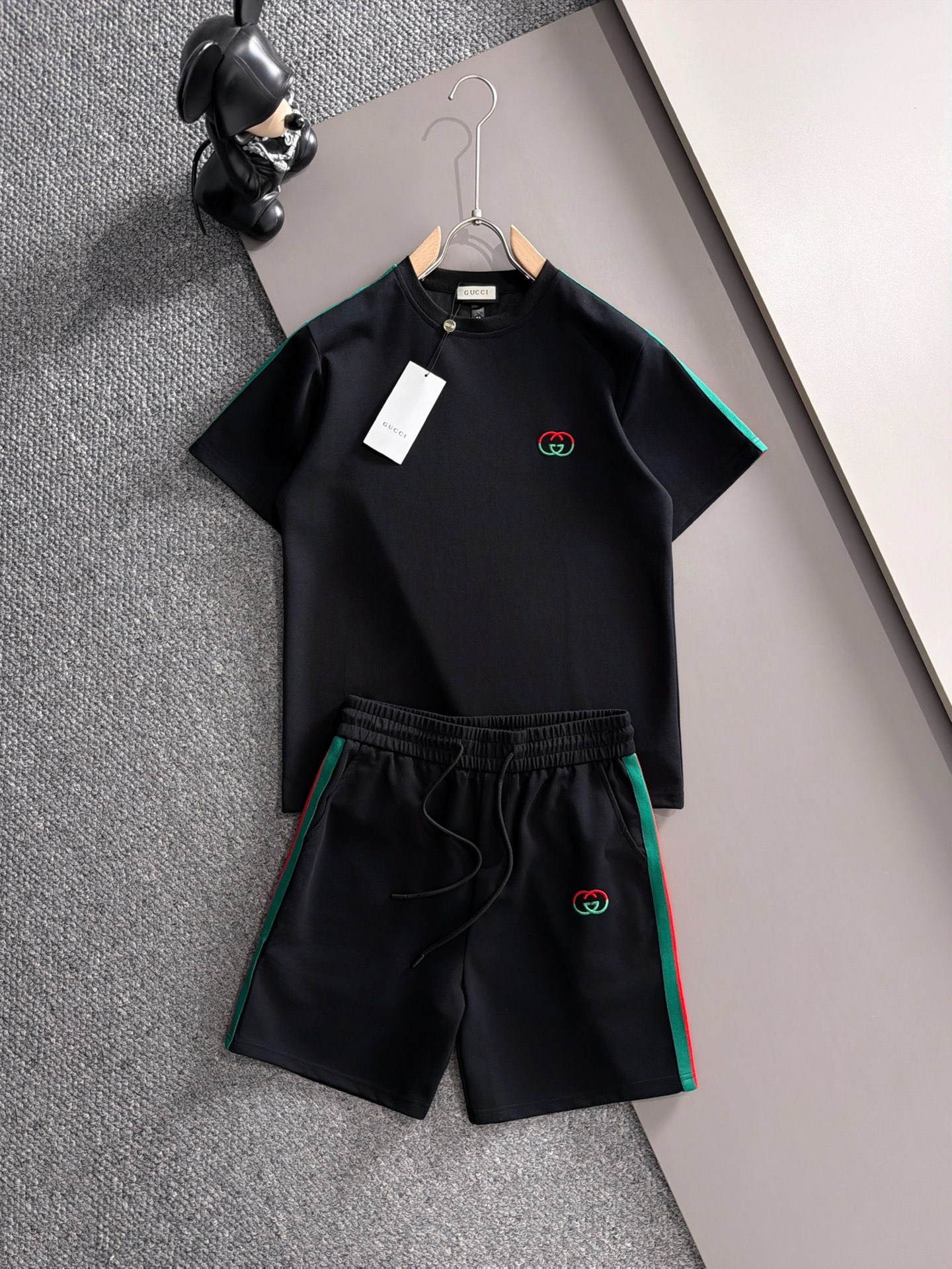 NO:857005,Short sleeve suit!  2026 spring and summer top classic short-sleeved suit, advanced customization and versatile style!  It is more practical and can be easily controlled by anyone. It is made of liquid ammonia cotton fabric and has a luxurious classic brand logo design. It is very classy and a must-buy for those who know the goods!  It is very exquisite, feels delicate and soft, and shows aura. This is its uniqueness. The upper body effect is very good, exquisite crafts counter fabrics, top-notch elements are integrated to create, all three standards!  Trendy men's fashion is unparalleled in terms of upper body comfort!  Size: M-3XL,,T-shirt,19860909短袖套装！2026春夏顶级经典短袖套装,高级定制百搭款式！更有实用感 任何人都可以轻松驾驭 采用液氨棉面料制作,奢华经典品牌logo设计,非常显档次懂货的必须入！ 非常精致,手感细腻柔软,显气场,这就是独到之处,上身效果非常赞,精致工艺专柜面料,顶级元素融合打造,三标齐！潮男时尚,无论是上身舒适度还是都是无可比拟的存在！ 码数:M-3XL,,T-shirt,,Men's clothing