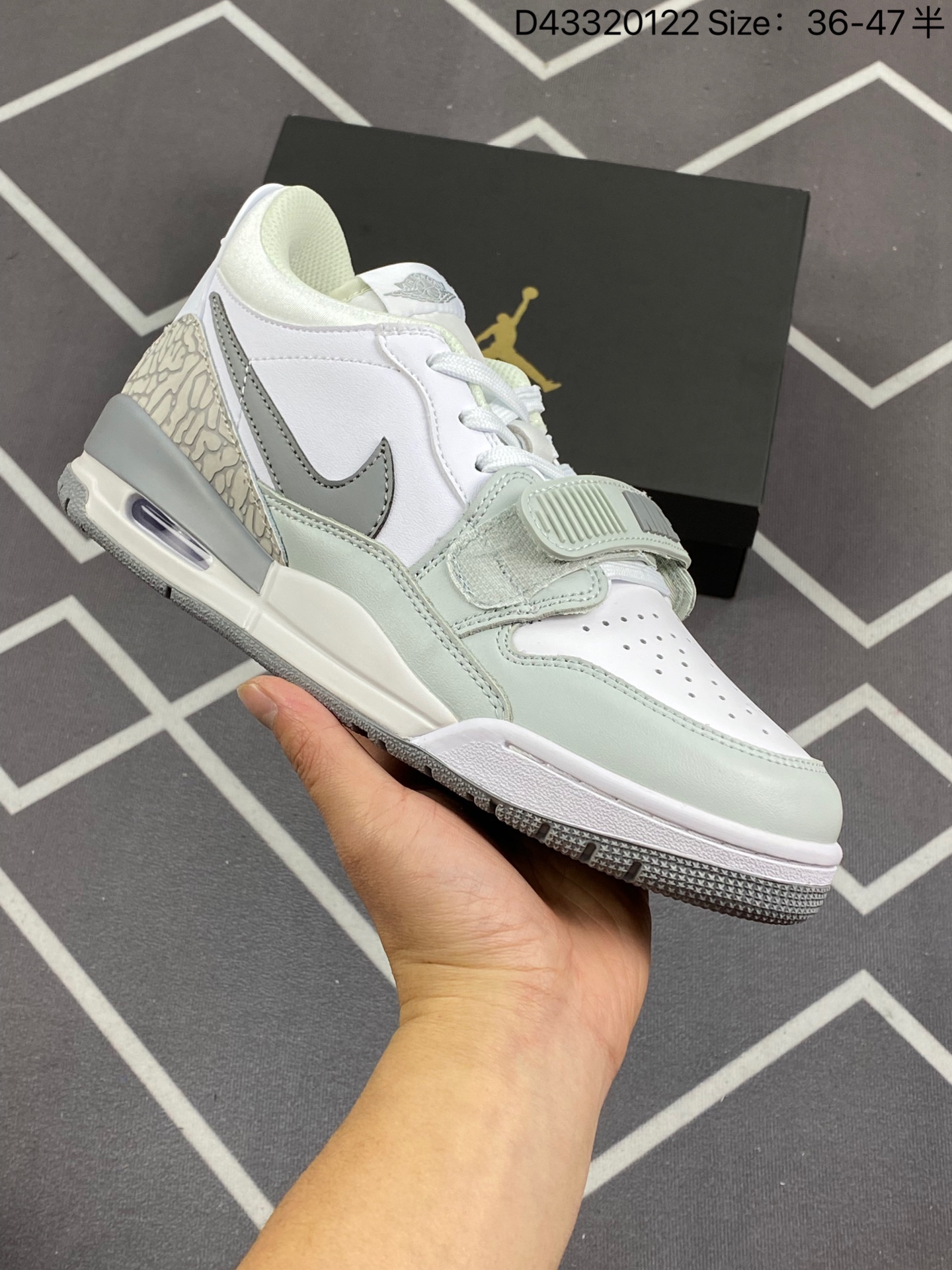 合集💰220
Air Jordan Legacy 312 Low 低帮 白蓝 AJ312 乔丹312代 aj312 乔312 低邦 白蓝 3乔丹篮球鞋系列 号称“最强三合一”的Air Jordan Legacy 312 Low，自然有着交错结合的设计，它的名字就展现出它所包含的鞋款元素，312 分别对应了 Air Jordan 3、Air Jordan 1 和 Air Trainer 2，将这三双经典又有不俗人气的鞋款融合，“最强三合一” 的名称由此得来。 
货号：FJ7223-141
尺码：36 36.5 37.5 38 38.5 39 40 40.5 41 42 42.5 43 44 44.5 45 46 47.5 
D43320122 Size:36～47.5半