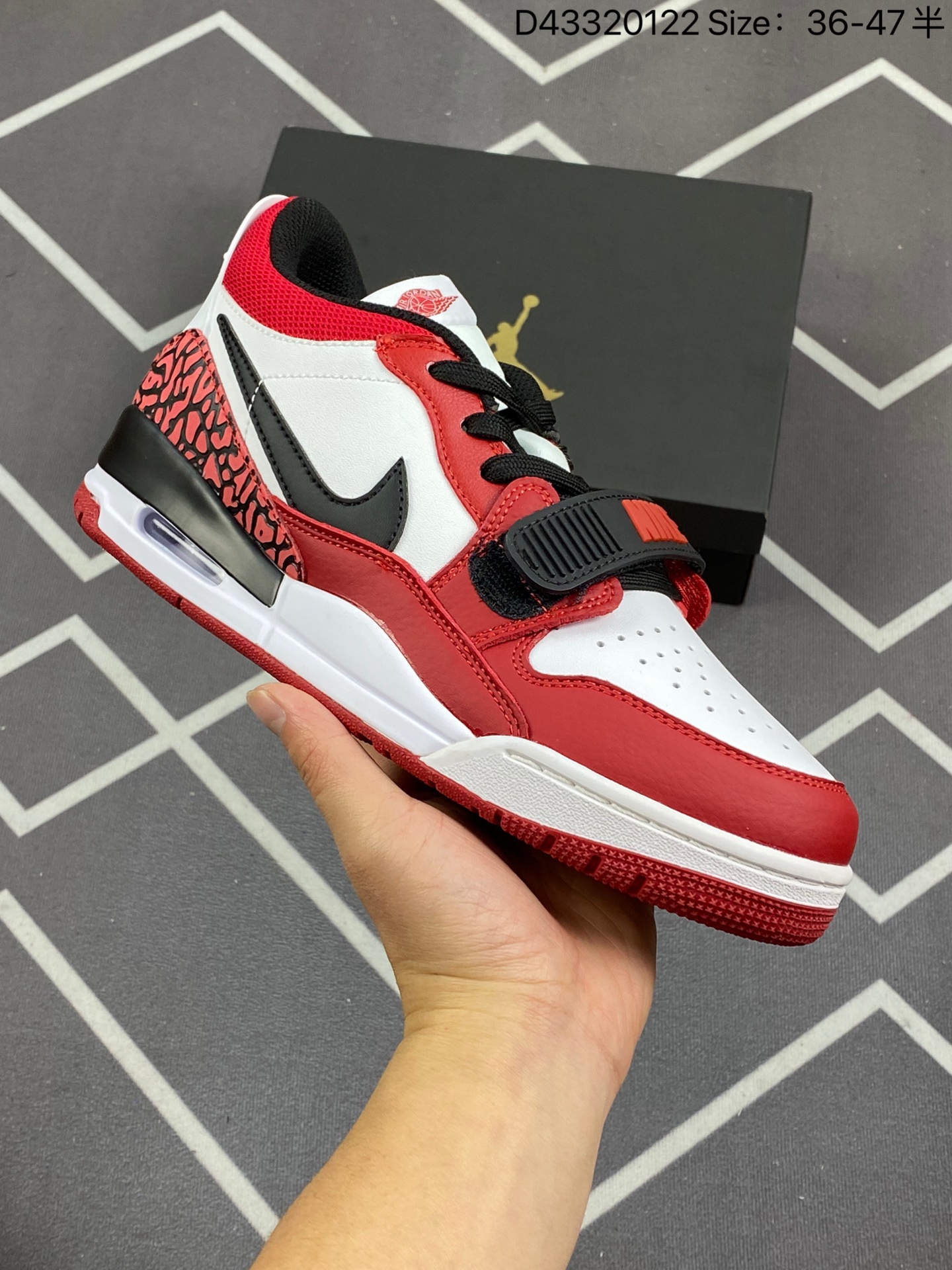 合集💰220
Air Jordan Legacy 312 Low 低帮 白蓝 AJ312 乔丹312代 aj312 乔312 低邦 白蓝 3乔丹篮球鞋系列 号称“最强三合一”的Air Jordan Legacy 312 Low，自然有着交错结合的设计，它的名字就展现出它所包含的鞋款元素，312 分别对应了 Air Jordan 3、Air Jordan 1 和 Air Trainer 2，将这三双经典又有不俗人气的鞋款融合，“最强三合一” 的名称由此得来。 
货号：FJ7223-141
尺码：36 36.5 37.5 38 38.5 39 40 40.5 41 42 42.5 43 44 44.5 45 46 47.5 
D43320122 Size:36～47.5半