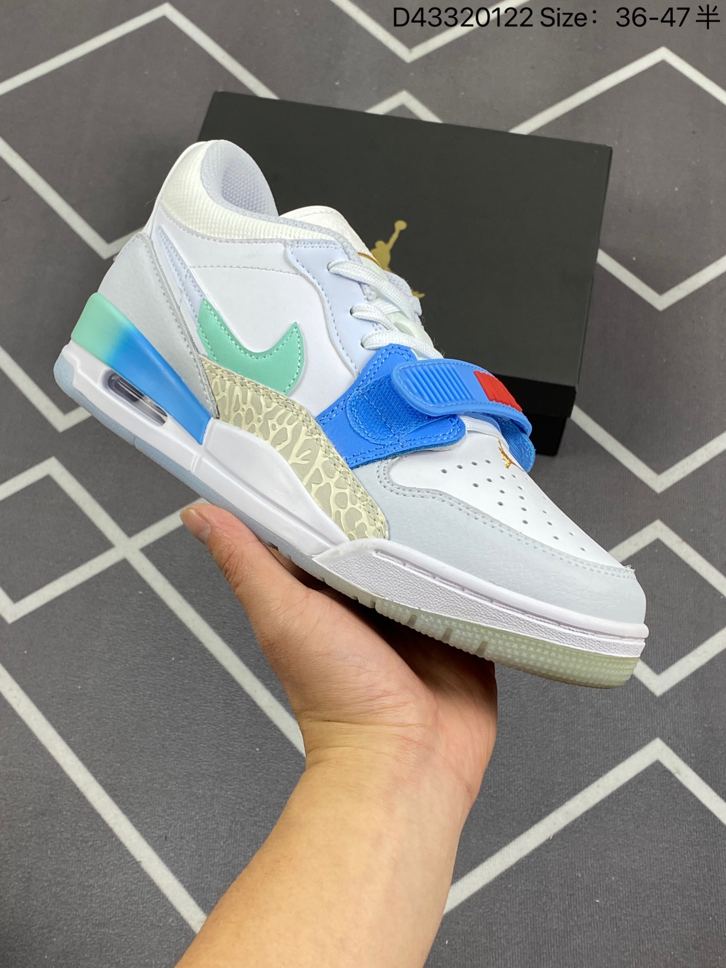 合集💰220
Air Jordan Legacy 312 Low 低帮 白蓝 AJ312 乔丹312代 aj312 乔312 低邦 白蓝 3乔丹篮球鞋系列 号称“最强三合一”的Air Jordan Legacy 312 Low，自然有着交错结合的设计，它的名字就展现出它所包含的鞋款元素，312 分别对应了 Air Jordan 3、Air Jordan 1 和 Air Trainer 2，将这三双经典又有不俗人气的鞋款融合，“最强三合一” 的名称由此得来。 
货号：FJ7223-141
尺码：36 36.5 37.5 38 38.5 39 40 40.5 41 42 42.5 43 44 44.5 45 46 47.5 
D43320122 Size:36～47.5半