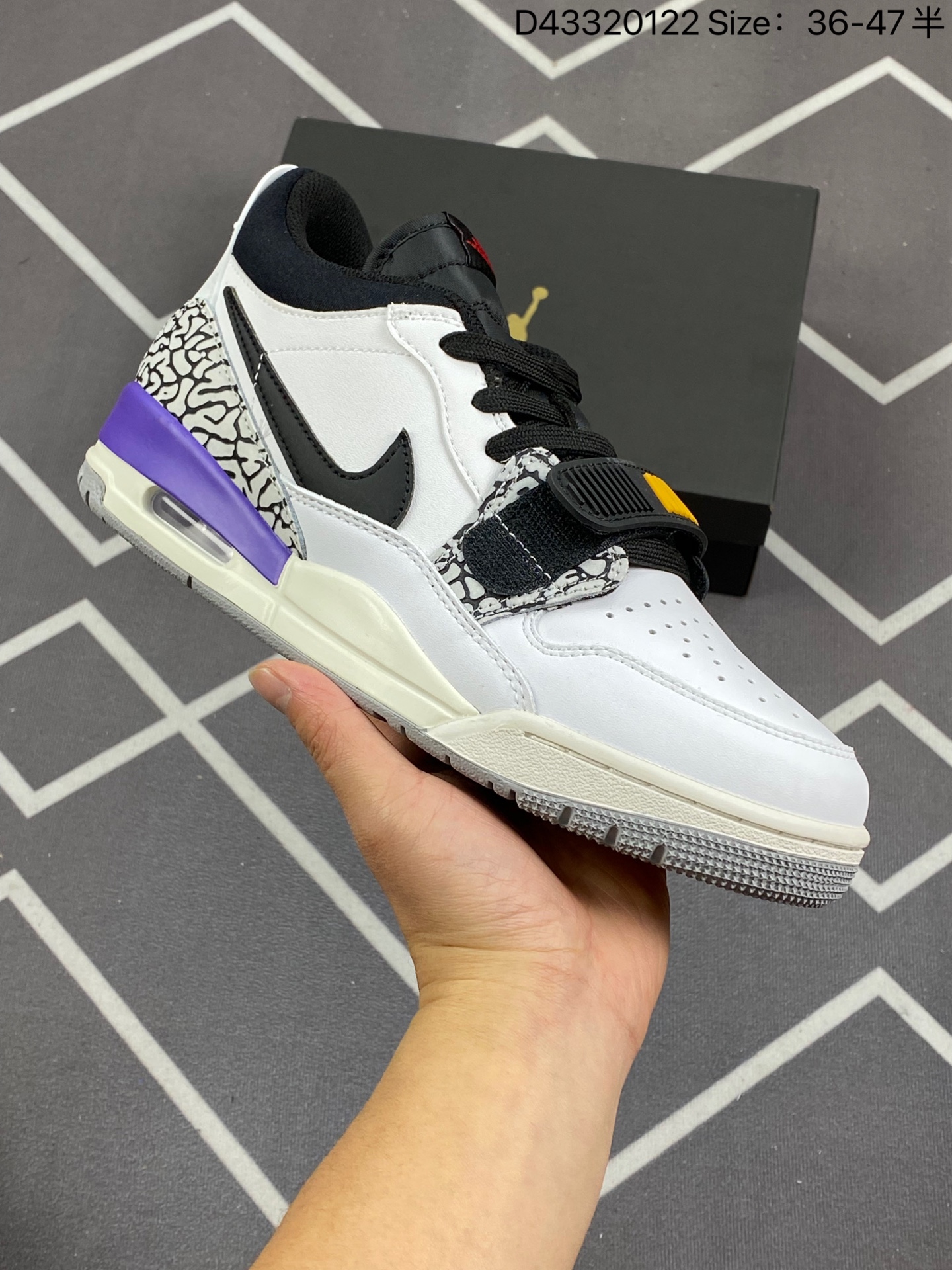 合集💰220
Air Jordan Legacy 312 Low 低帮 白蓝 AJ312 乔丹312代 aj312 乔312 低邦 白蓝 3乔丹篮球鞋系列 号称“最强三合一”的Air Jordan Legacy 312 Low，自然有着交错结合的设计，它的名字就展现出它所包含的鞋款元素，312 分别对应了 Air Jordan 3、Air Jordan 1 和 Air Trainer 2，将这三双经典又有不俗人气的鞋款融合，“最强三合一” 的名称由此得来。 
货号：FJ7223-141
尺码：36 36.5 37.5 38 38.5 39 40 40.5 41 42 42.5 43 44 44.5 45 46 47.5 
D43320122 Size:36～47.5半