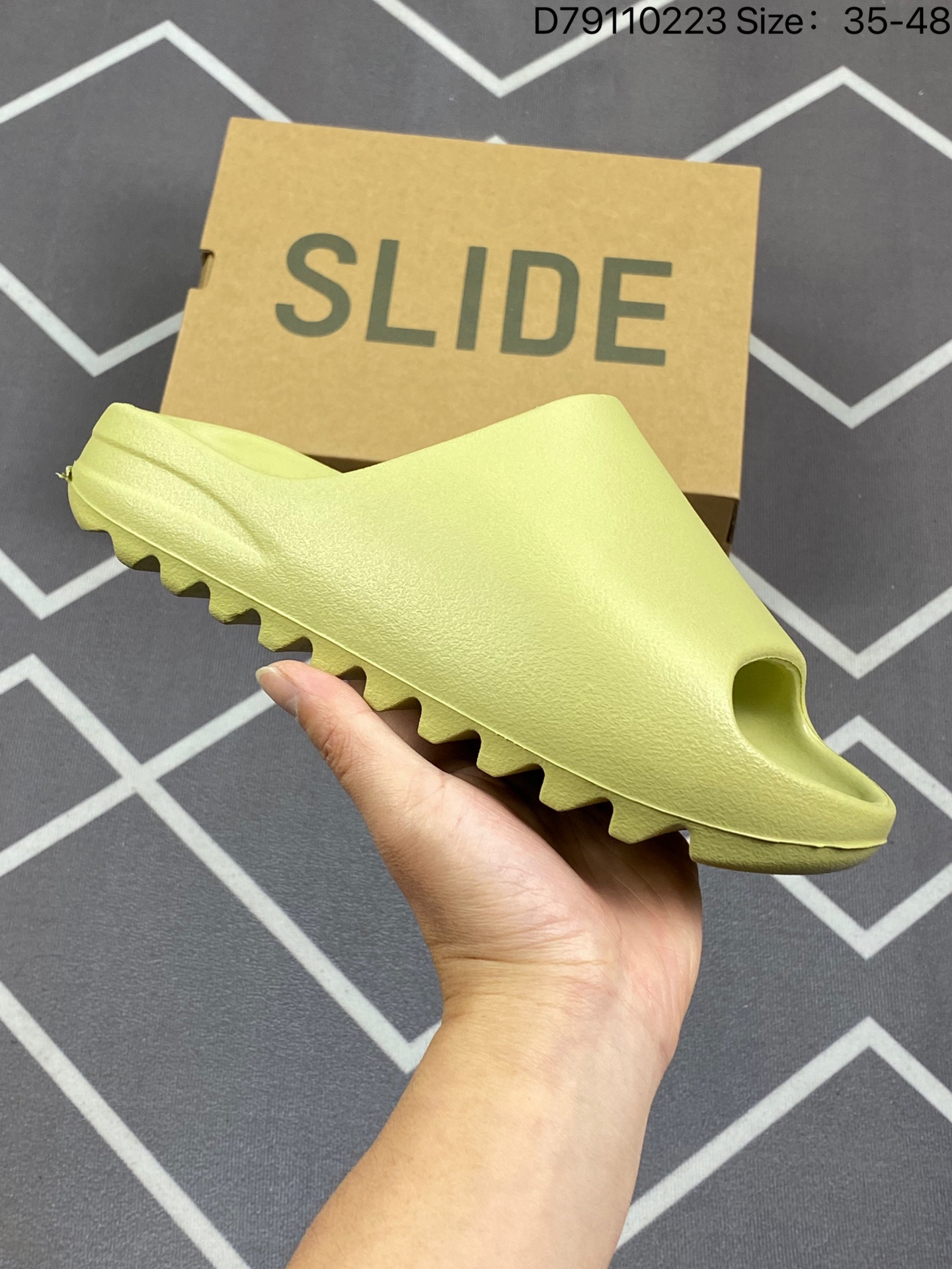 合集💰55
YEEZY SLIDE 椰子拖鞋 骨白 同源公司EVA粒子环保塑料 原厂指令配方 弹性卡色均保持原鞋一致  匠心打造 采用原厂进口MD全套模具打造 全套原楦头 鞋口弧度大小 鞋面色泽质感同步原鞋 LOGO内侧钢印清晰工整 原厂定制原标 同比ZP 符合人体设计 
货号：FW6345  
D79110223 Size:35-48