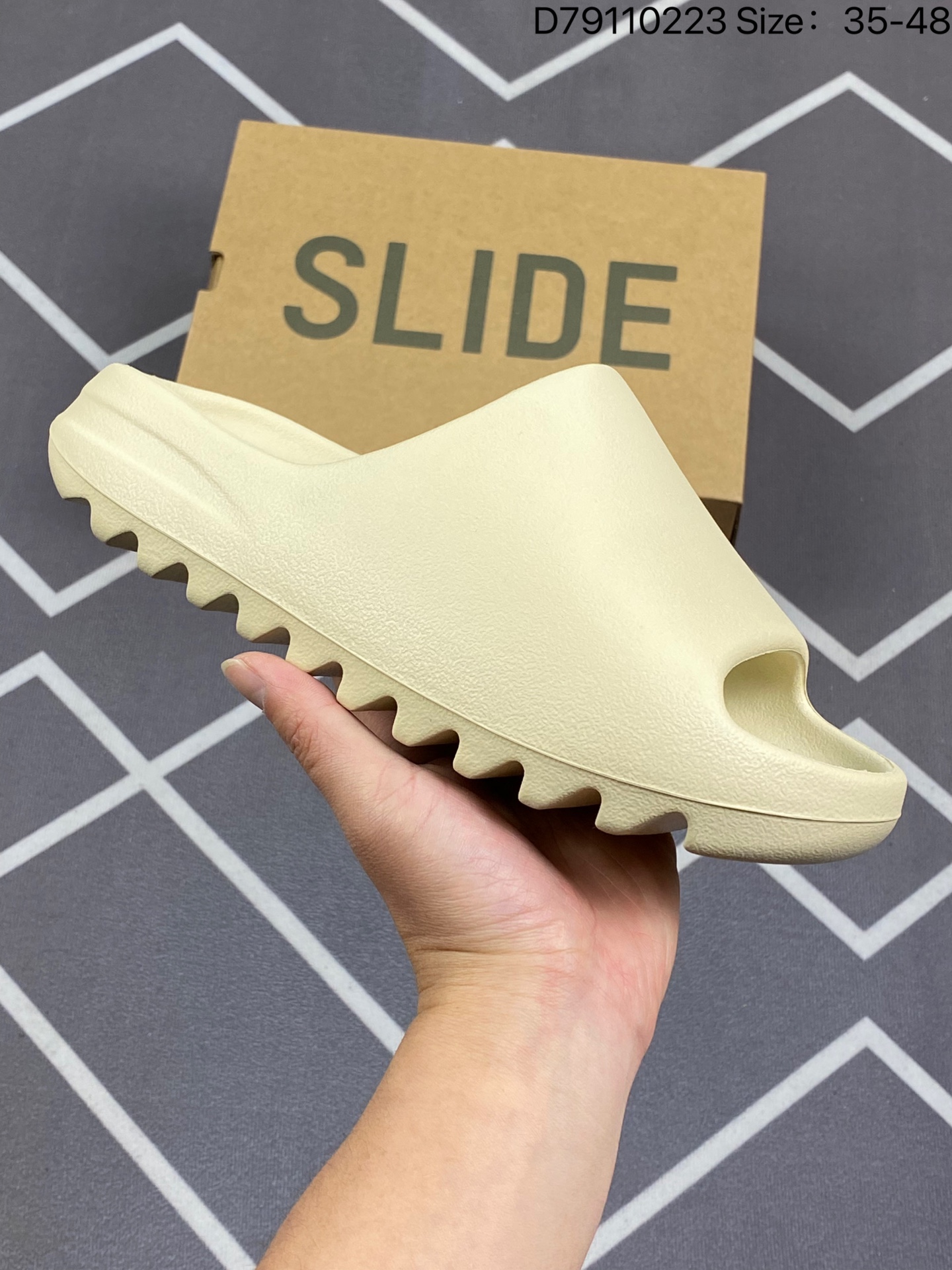 合集💰55
YEEZY SLIDE 椰子拖鞋 骨白 同源公司EVA粒子环保塑料 原厂指令配方 弹性卡色均保持原鞋一致  匠心打造 采用原厂进口MD全套模具打造 全套原楦头 鞋口弧度大小 鞋面色泽质感同步原鞋 LOGO内侧钢印清晰工整 原厂定制原标 同比ZP 符合人体设计 
货号：FW6345  
D79110223 Size:35-48