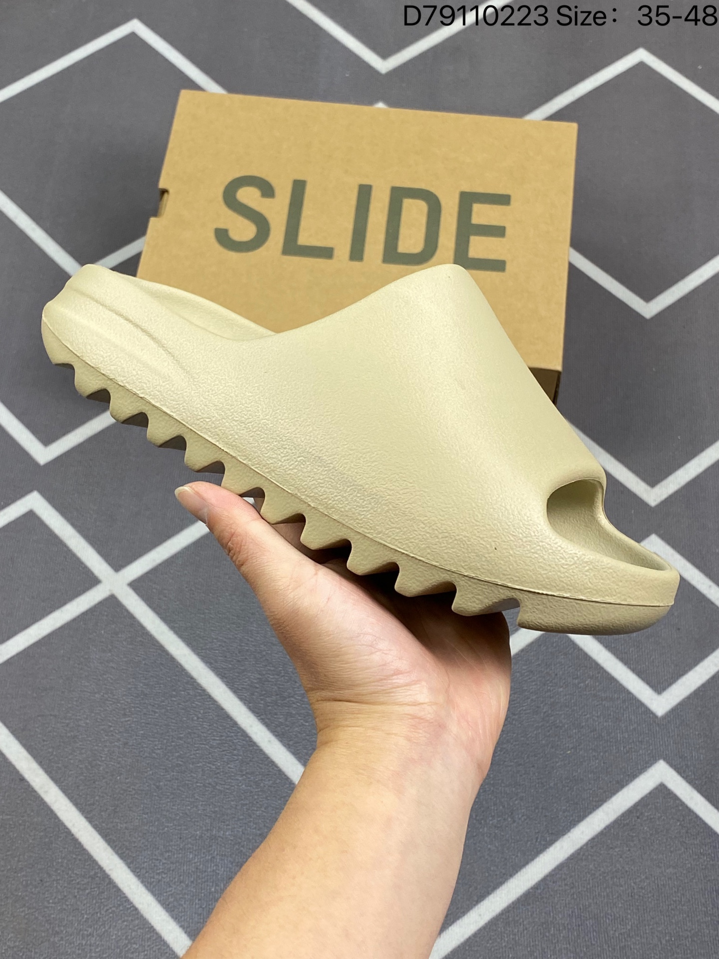 合集💰55
YEEZY SLIDE 椰子拖鞋 骨白 同源公司EVA粒子环保塑料 原厂指令配方 弹性卡色均保持原鞋一致  匠心打造 采用原厂进口MD全套模具打造 全套原楦头 鞋口弧度大小 鞋面色泽质感同步原鞋 LOGO内侧钢印清晰工整 原厂定制原标 同比ZP 符合人体设计 
货号：FW6345  
D79110223 Size:35-48