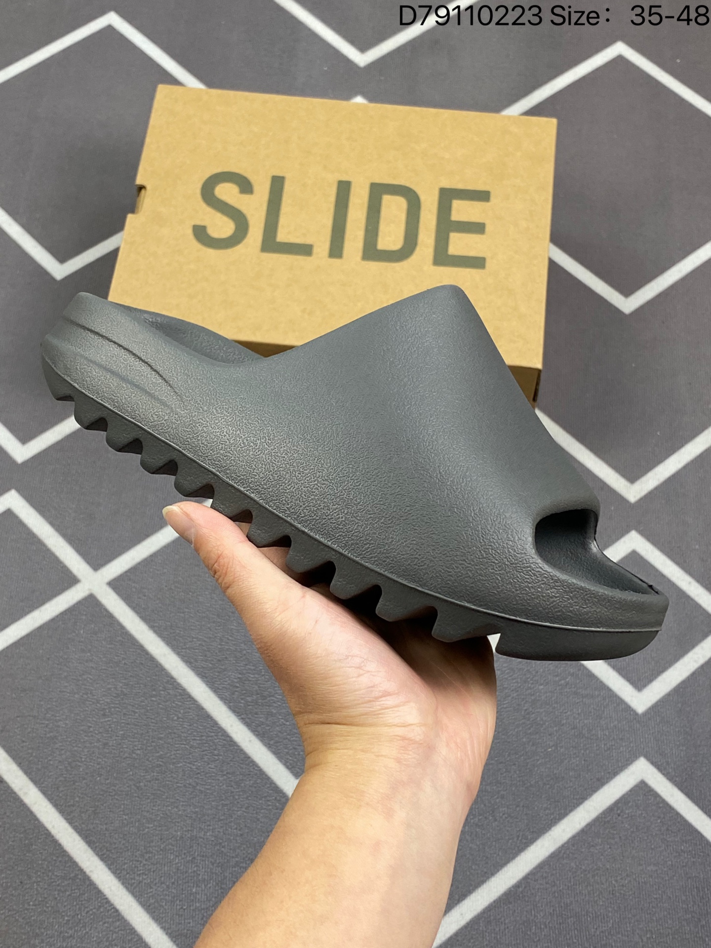 合集💰55
YEEZY SLIDE 椰子拖鞋 骨白 同源公司EVA粒子环保塑料 原厂指令配方 弹性卡色均保持原鞋一致  匠心打造 采用原厂进口MD全套模具打造 全套原楦头 鞋口弧度大小 鞋面色泽质感同步原鞋 LOGO内侧钢印清晰工整 原厂定制原标 同比ZP 符合人体设计 
货号：FW6345  
D79110223 Size:35-48