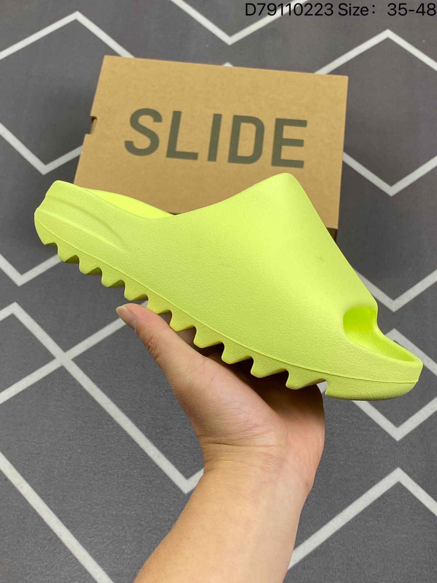 合集💰55
YEEZY SLIDE 椰子拖鞋 骨白 同源公司EVA粒子环保塑料 原厂指令配方 弹性卡色均保持原鞋一致  匠心打造 采用原厂进口MD全套模具打造 全套原楦头 鞋口弧度大小 鞋面色泽质感同步原鞋 LOGO内侧钢印清晰工整 原厂定制原标 同比ZP 符合人体设计 
货号：FW6345  
D79110223 Size:35-48