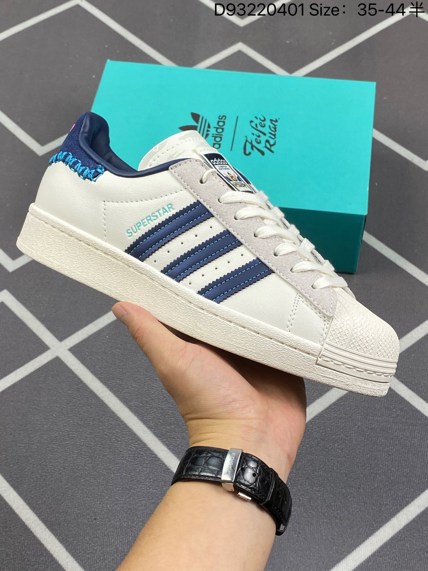 采用移膜牛剖革鞋面材质#2020改良全包围鞋垫#正确2020版鞋底模具及扇贝头盖片❗马思纯代言款，联乘阮菲菲打造龙年春节系列，中国东方科幻插画师/阮菲菲FeiFei Ruan x Adidas Originals Superstar"Chinese New Year"经典贝壳头系列低帮百搭休闲运动板鞋“皮革米白靛蓝缝线”                  货号 ID1139
尺码：35 36 36⅔ 37⅓ 38 38⅔ 39⅓ 40 40⅔ 41⅓ 42 42⅔ 43⅓ 44
