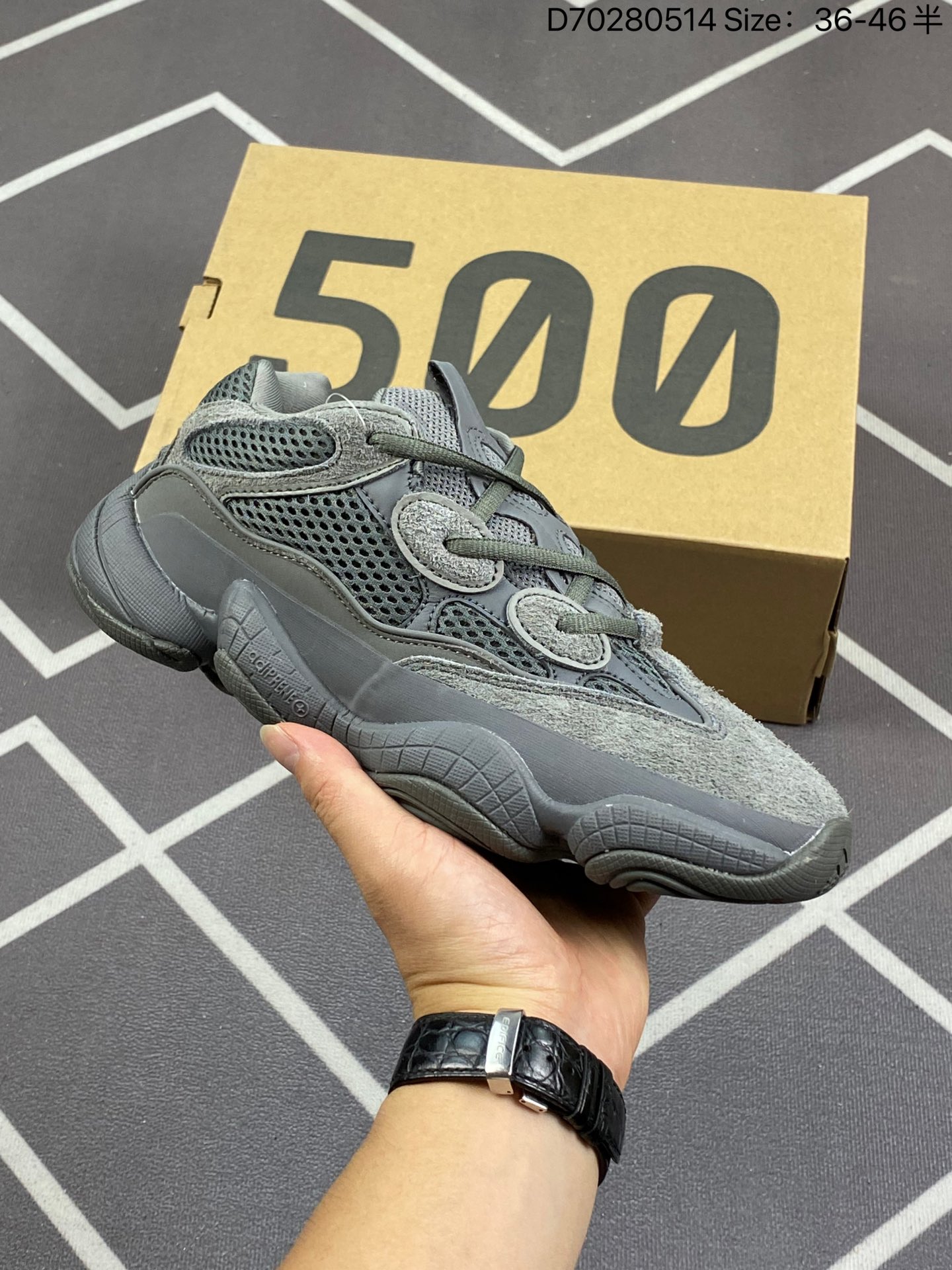 合集💰140
Adidas 阿迪达斯 Yeezy 500 椰子 男女复古老爹鞋跑步鞋厚底老爹鞋
要说 Yeezy 家族中最有质感的鞋款,那 Yeezy 500 绝对排得上号。凭借扎实的做工、复古百搭的造型成为不少球鞋玩家上脚的首选。
鞋身通体采用不同色调的大地色呈现,带来丰富的视觉层次。延续此前的高规格,鞋面以麂皮材质搭配网眼面料打造,质感低调高级。极具复古气质的老爹鞋造型结合鞋侧勾勒的 3M 反光线条,辨识度相当高。虽然没有 Boost 缓震科技加持,但依然有着不错的脚感。
货号:GX3607
码数:36 37⅓ 38 39⅓ 40 41⅓ 42 43⅓ 44 45
编码:D70280514