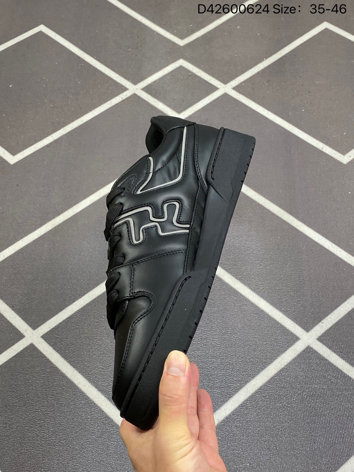 300 A2 广东原装品质 芬迪 Fendi Flair Leather Sneaker Low 弗莱尔系列低帮运动板鞋“皮革生胶”