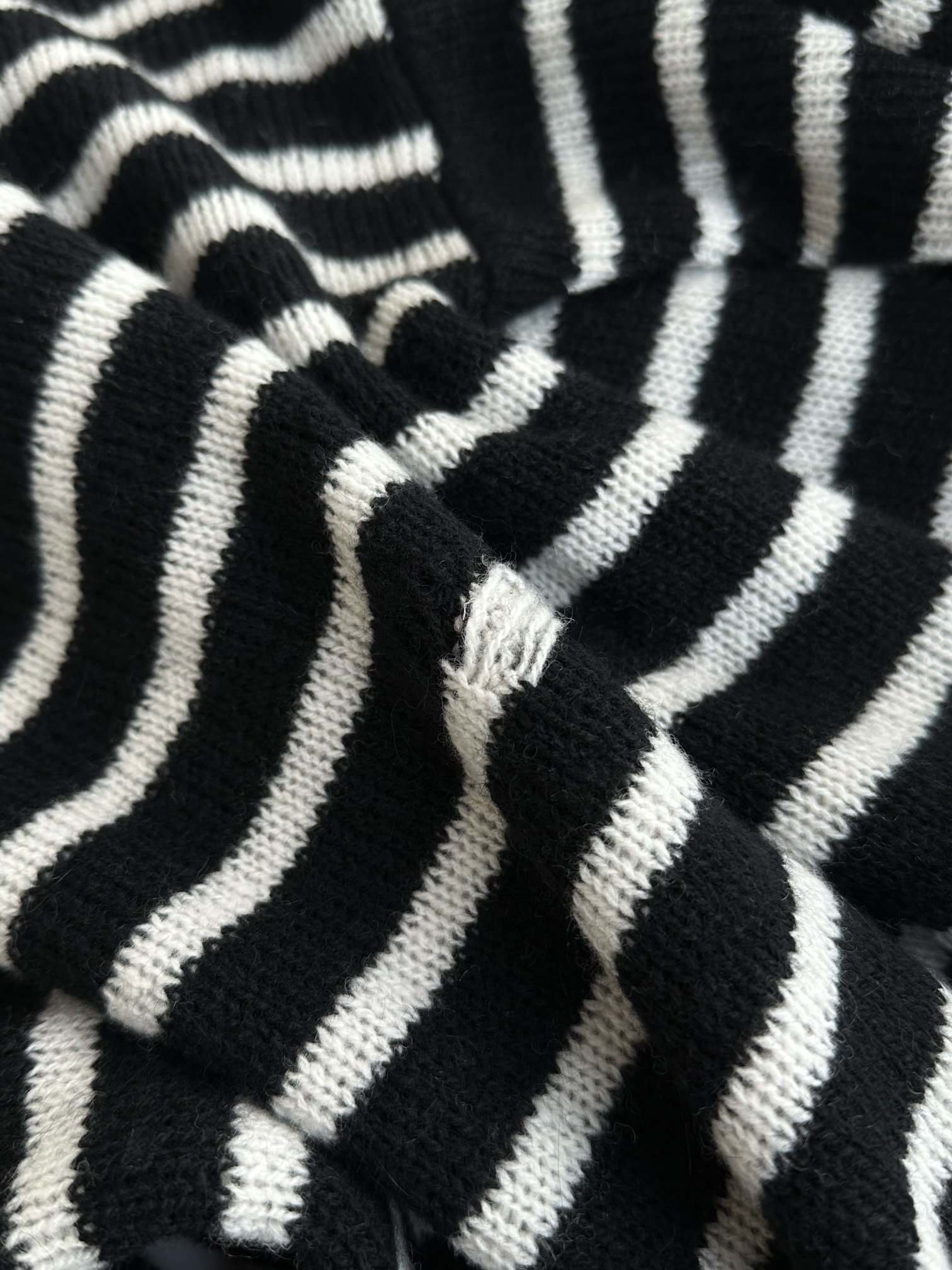 撞色条纹针织毛衣经典圆领设计宽细间隔的条纹黑色米色配色复古文艺的气息清清爽爽不带杂质直筒宽松的版型上身慵