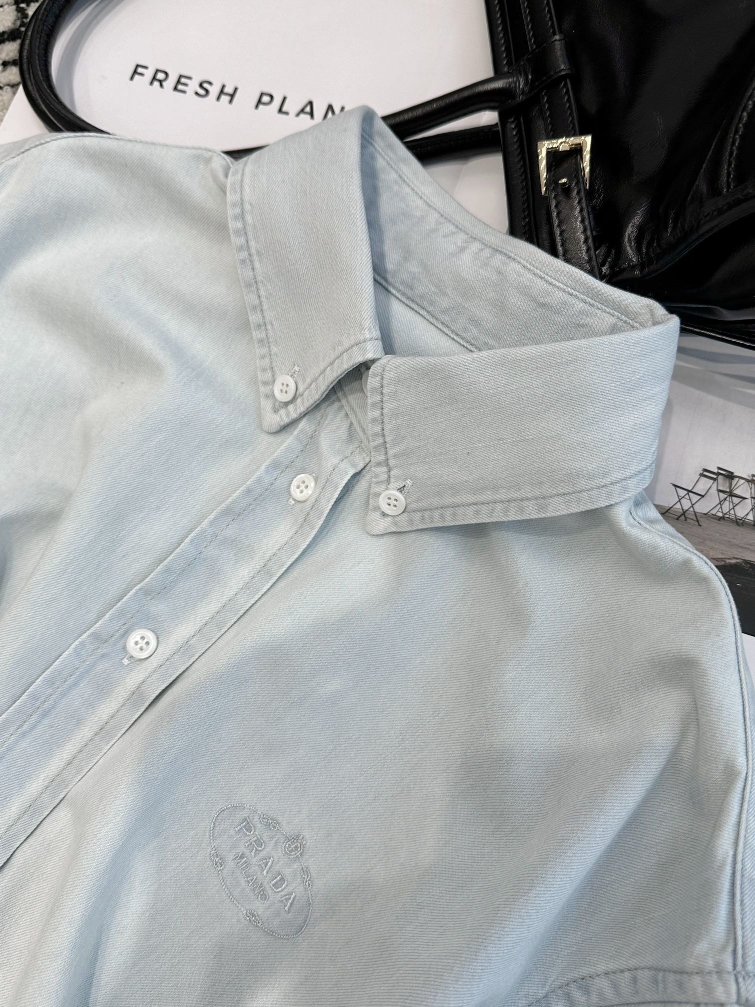 /新品发布浅蓝色牛仔衬衣定制牛仔棉面料面料在制作流程和耗时上花费了大量的时间多重洗水工艺洗软令面料手感颜