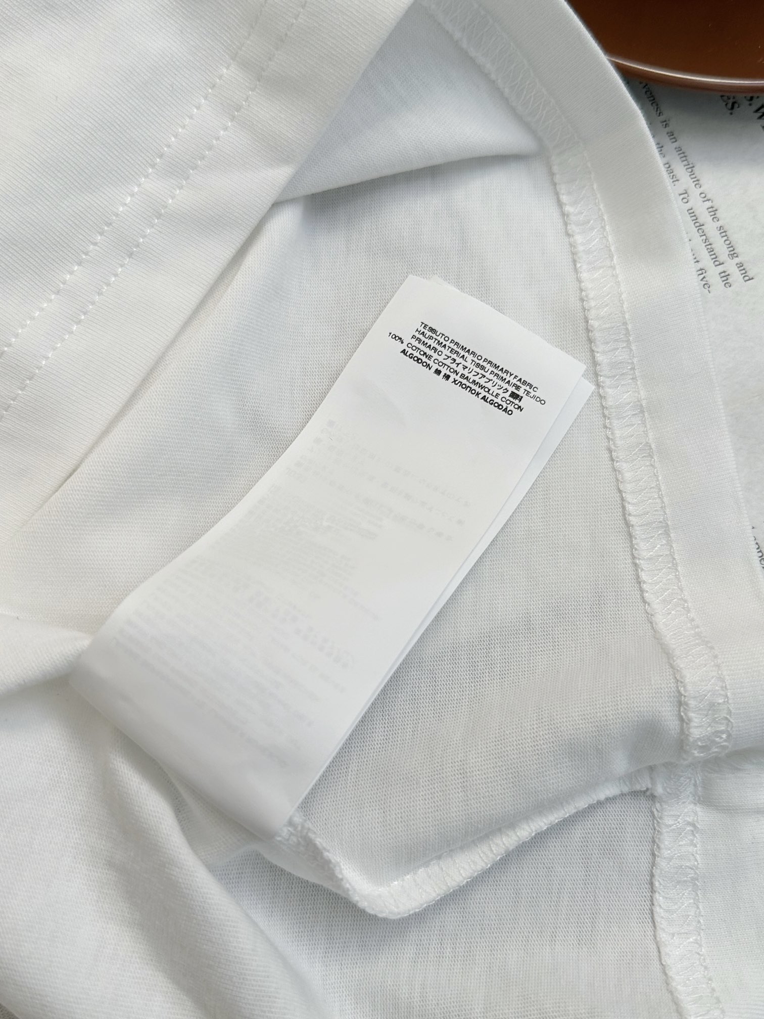 /新品发布相框印花T恤短袖选用定制100%棉面料纹理非常细腻布面紧实挺括感强面料舒适透气重影人像油画以不