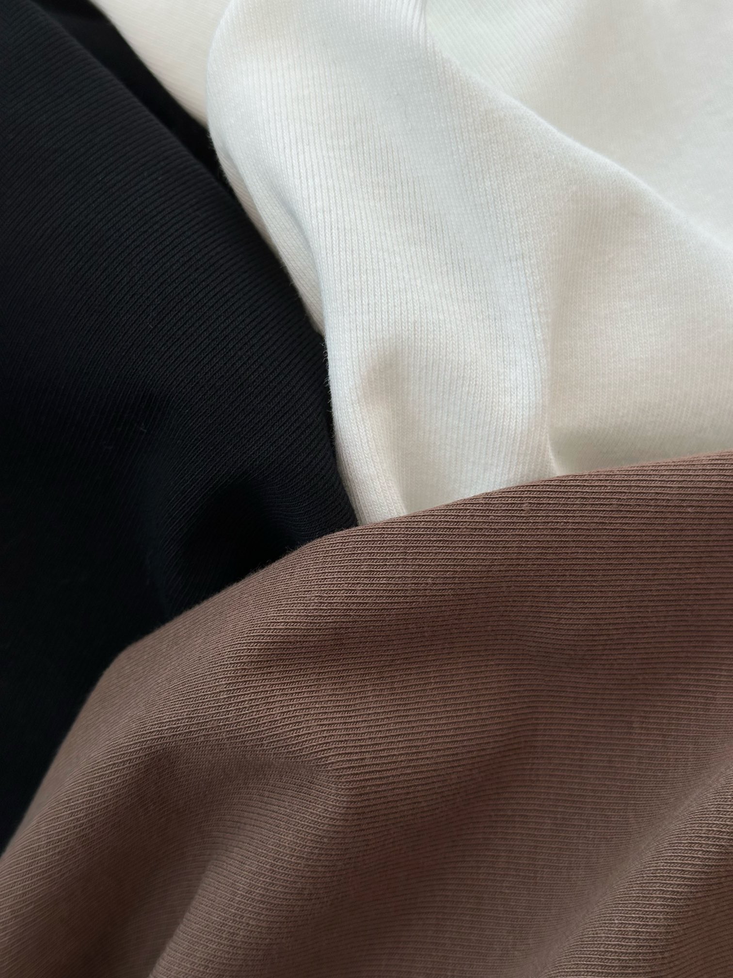 /新品发布U领吊带背心选用棉面料面料是温和亲和的肤感毛质细腻穿上身透气又舒适这个版型真的怎么穿都不会腻真