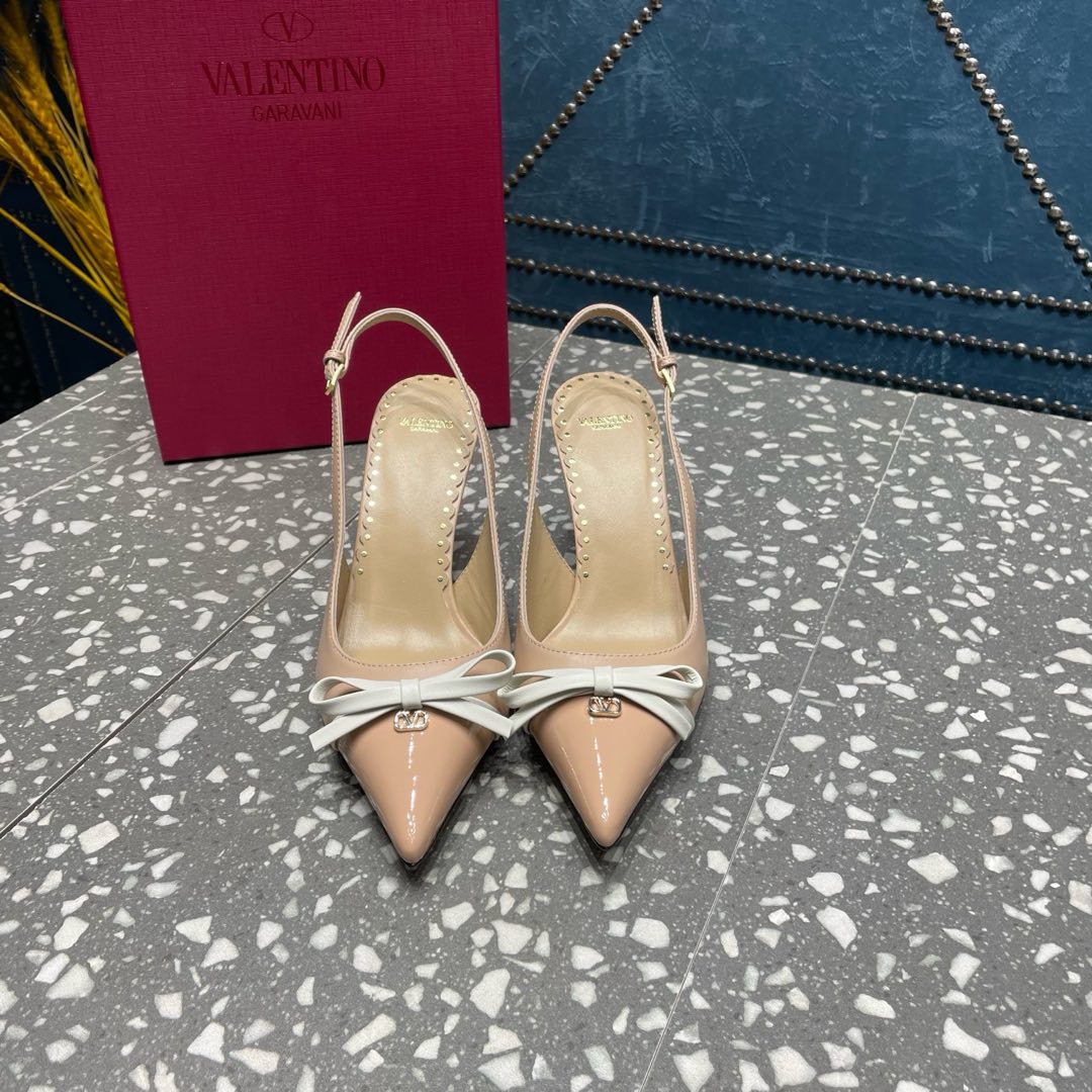 NO:171368,Valentino. Valentino. New style of the counter, the highest version, the details are perfect. The classic model is suitable for many people. V Home this time abandons the usual rivet elements. The new model uses cowhide   patent leather as the highlight, which is more exquisite and durable. Copy it according to the genuine 11. The foot is very pedicure-like. The key is that it is very good and easy to control. It does not grind the feet and does not tickle the feet. Walking artifact, the last shape is completely compared to the counter. The details are perfect, fabric cowhide   patent leather, and the inner highlight sheepskin. The size is 34-42 (34.40.41.42 sizes are not replaced) Heel height 8cm. Price is 240, single shoes, sandals, valentino, valentino, sandals, cowhide, sheepskin19860909Valentino.华伦天奴专柜新款 最高版本 细节完美 经典款适合多种人群 V家这次 抛弃了一贯的铆钉元素 新款以牛皮 漆皮拼接为亮点,更加精致耐看 按正品11复制 上脚非常修脚型 重点是很好非常好驾驭 不磨脚不累脚 行走神器,楦型完全对比专柜 细节完美 , 面料牛皮 漆皮 内里高光羊皮里 码数34一42码（34.40.41.42码不调换） 跟高8cm 价格后空240,单鞋,凉鞋,valentino,valentino,sandals,cowhide,sheepskin,Women's Shoes