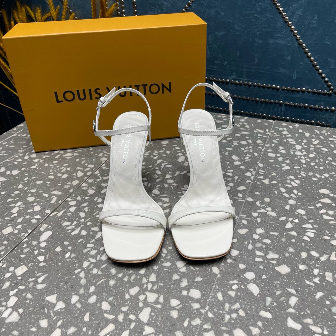 NO:171374,The L V series is launched. The highest-end version has elegant colors and is suitable for matching many clothing [Love][Love][Love][Love] Original shoe development last shape. The overall line is smooth. Developed according to the original fastener. Upper: ox patent leather. Fastener: original mold opening. Inner sheepskin. Outsole leather. Heel height 9cm. Size 35-42 (40.41.42. No return or exchange). Price:, sandals, sandals, sheepskin, Leather soles19860909L V系列推出 最高端版本颜色高雅,适合搭配很多服装[爱心][爱心][爱心] 原鞋开发楦型 整体线条流畅 按原版扣件开发 鞋面:牛漆皮 扣件:原版开模 内里羊皮 大底真皮大底 跟高9cm 码数35-42（40.41.42订不退换） 价格:,凉鞋,sandals,sheepskin,Leather soles,Women's Shoes