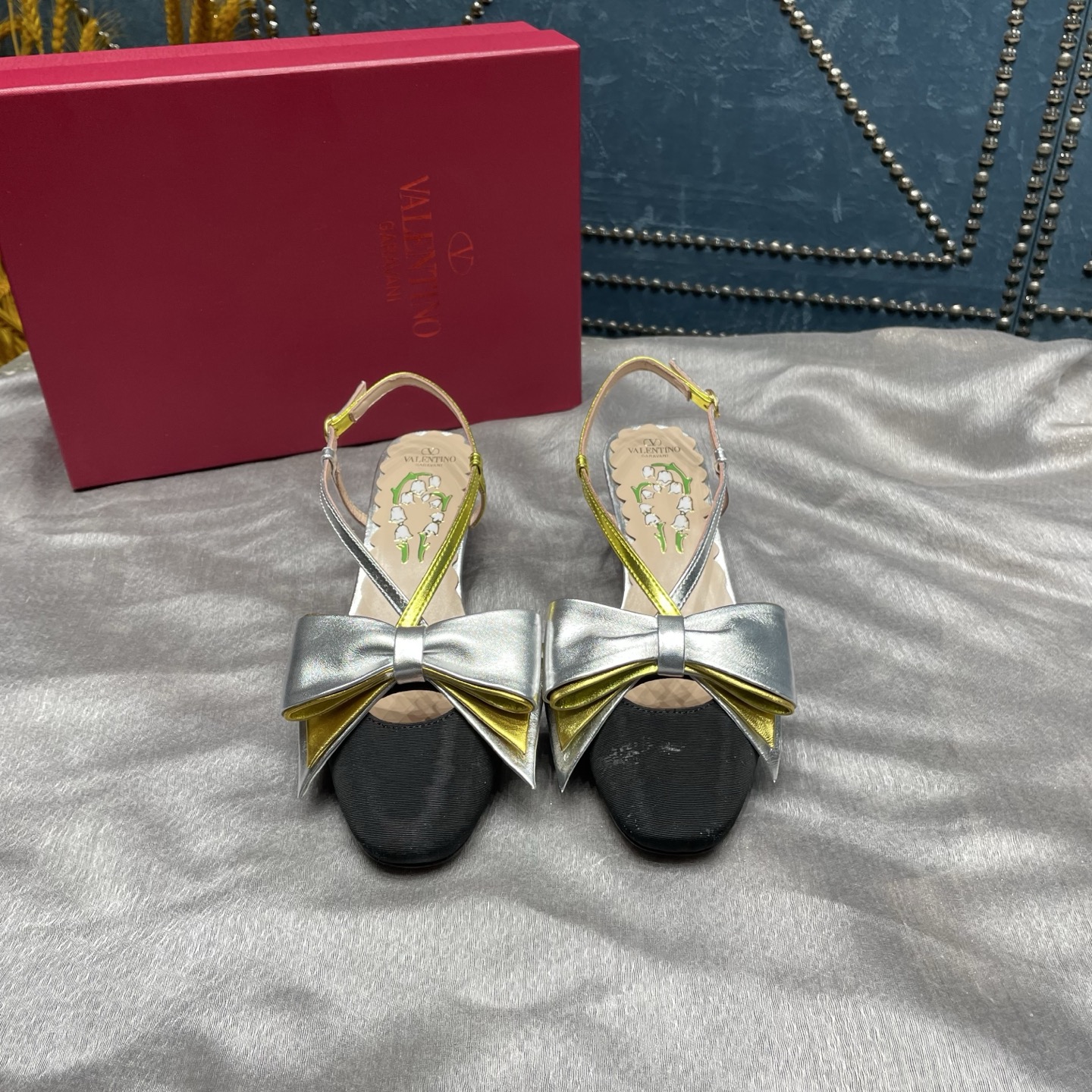 NO:171380,Valentino's new butterfly series is launched!  The big bow is more playful. The popular small round toe design nowadays highlights one's personality and eclecticity, as well as embracing the understanding and impact of fashion. ① Patent leather/metal leather upper ② Mixed-bred sheepskin   gold-plated Loog ③ Outsole genuine leather outsole Heel height 5cm ④ Size 35-42 (41 42 custom-made without return) ⑤ Price, sandals, valentino, valentino, sandals, sheepskin, gold plating, Leather soles19860909Valentino华伦天奴 专柜新款蝴蝶系列推出！大蝴蝶结更显俏皮 时下流行的小圆头设计,彰显着自我个性和不拘一格,以及怀抱着对时尚的理解和冲撞 ①鞋面漆皮/金属皮 ②垫脚混种羊皮 镀金Loog ③大底真皮大底 跟高5cm ④码数35-42（41 42定制不退换） ⑤价格,凉鞋,valentino,valentino,sandals,sheepskin,gold plating,Leather soles,Women's Shoes