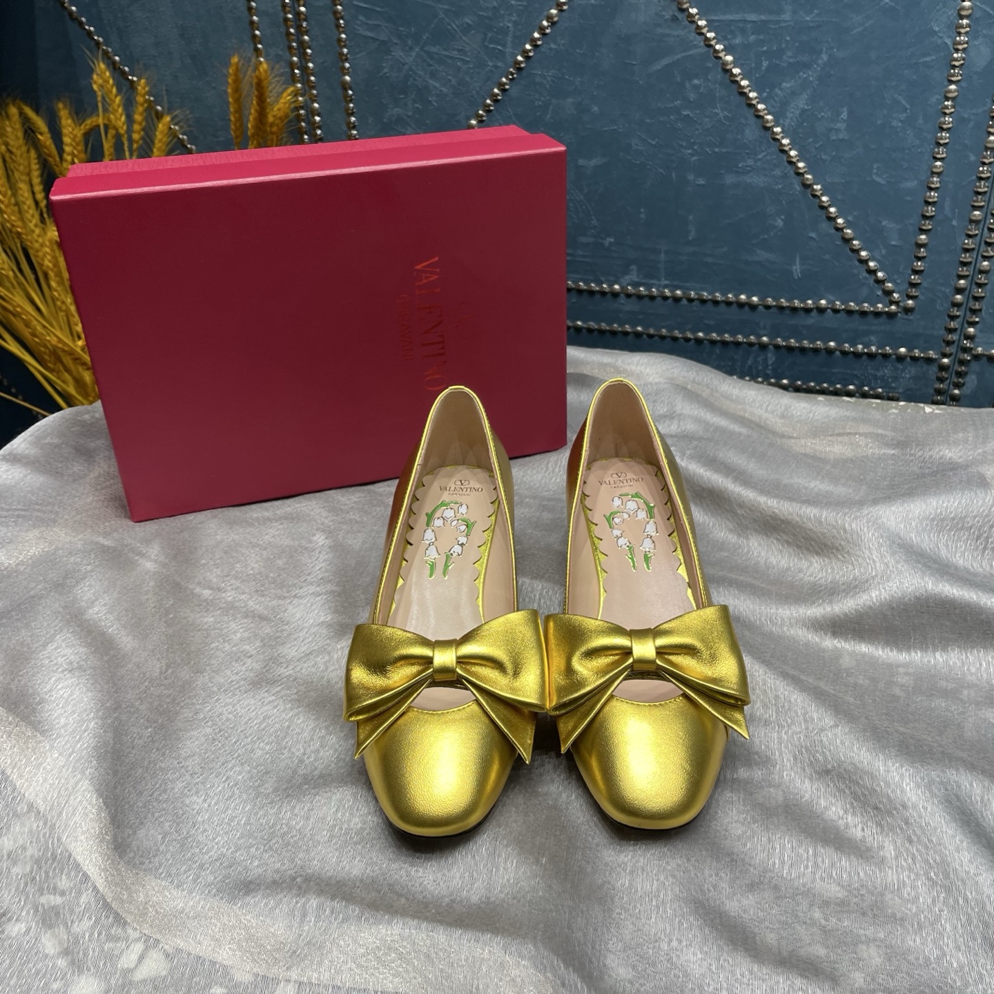 NO:171397,Valentino's new butterfly series is launched!  The big bow is more playful. The popular small round toe design nowadays highlights one's personality and eclecticity, as well as embracing the understanding and impact of fashion. ① Patent leather/metal leather upper ② Mixed-bred sheepskin   gold-plated Loog ③ Outsole genuine leather outsole Heel height 5cm ④ Size 35-42 (41 42 custom-made without return) ⑤ Price, single shoes, valentino, valentino, sheepskin, gold plating, Leather soles19860909Valentino华伦天奴 专柜新款蝴蝶系列推出！大蝴蝶结更显俏皮 时下流行的小圆头设计,彰显着自我个性和不拘一格,以及怀抱着对时尚的理解和冲撞 ①鞋面漆皮/金属皮 ②垫脚混种羊皮 镀金Loog ③大底真皮大底 跟高5cm ④码数35-42（41 42定制不退换） ⑤价格,单鞋,valentino,valentino,sheepskin,gold plating,Leather soles,Women's Shoes