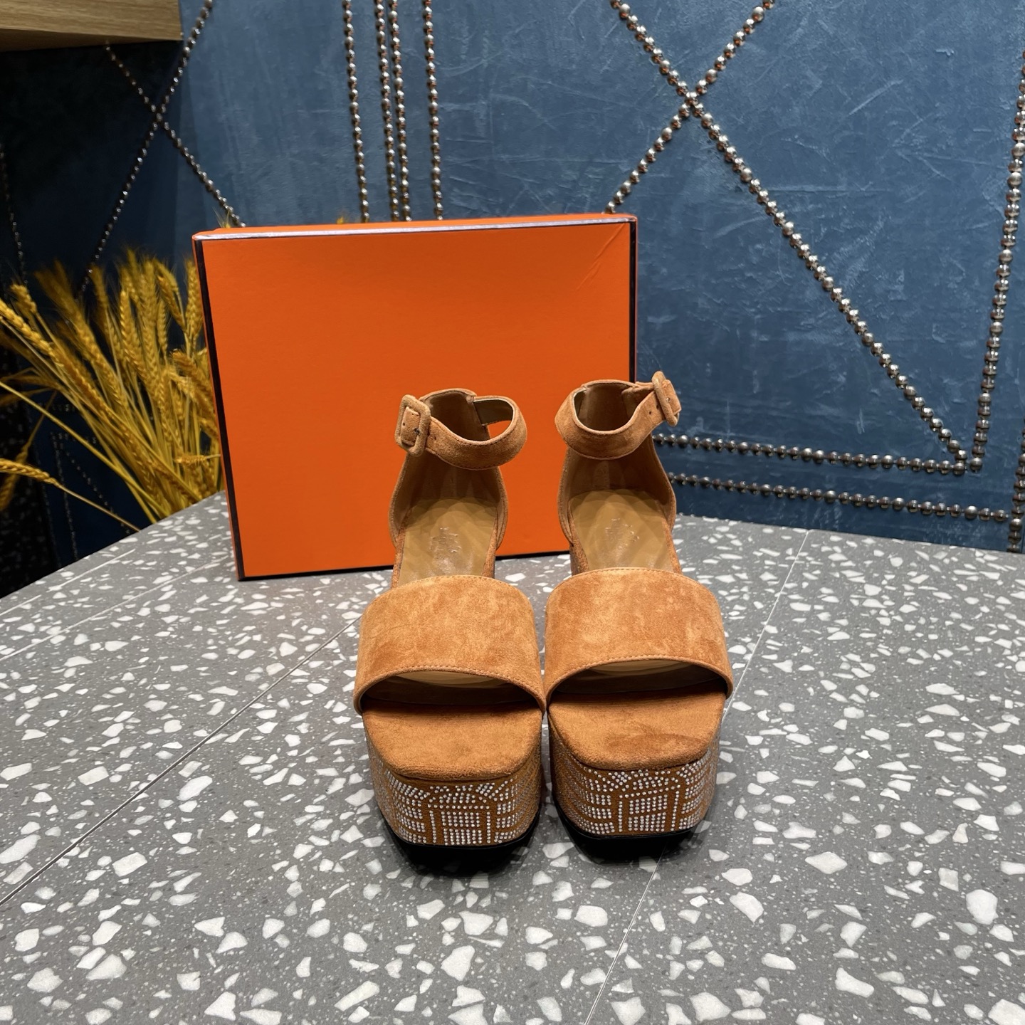 NO:171386,Hermès/Hermès Latest Styles Heel Heel Sandals —————————— ① Fabric Cowhide   Yangjing ② Inner footbed sheepskin ③ Outsole genuine leather sole ④ Heel height 8.5cm ⑤Size35-42 (customized by 40/41/42) ⑥ Price:, Sandals, hermes, hermes, sandals, cowhide, sheepskin, sheep, Leather soles19860909Hermès/爱马仕 最新款 烫钻坡跟厚底凉鞋 —————————— ①面料牛皮 羊京 ②内里垫脚羊皮 ③大底真皮大底 ④跟高8.5cm ⑤Size35-42(40/41/42定制） ⑥价格:,凉鞋,hermes,hermes,sandals,cowhide,sheepskin,sheep,Leather soles,Women's Shoes