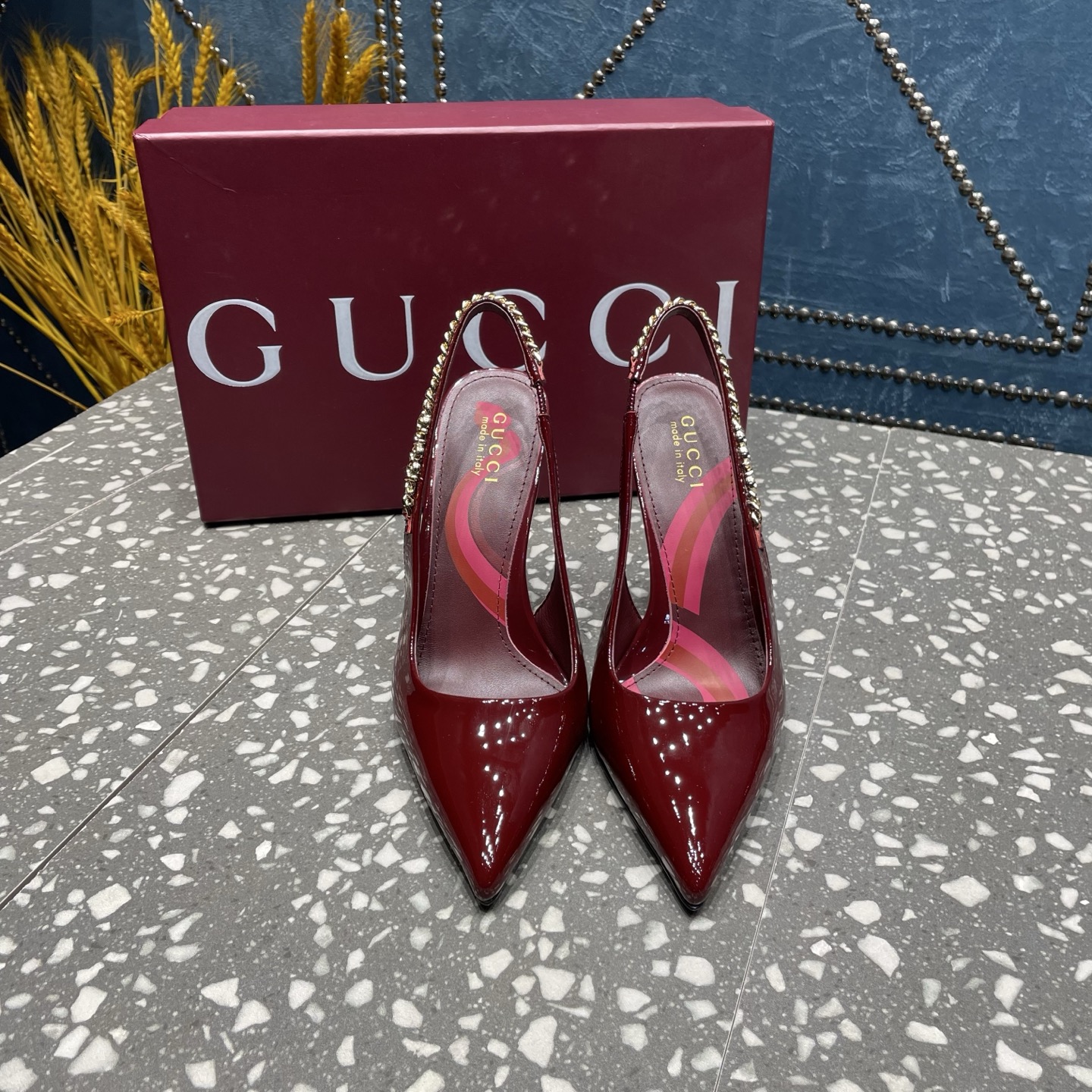 NO:171392,GUCCI's latest catwalk model [celebrating] [celebrating] [celebrating] This series is brightly colored, pointed toe paired with metal letter chains. It is another popular version of Gucci, and it is the first choice for beauties [strong] [strong] [strong] Fabric beef patent leather sheepskin inner sheepskin outsole leather outsole heel height: 4.5cm 10.5cm Size 35-42 (customized without return and exchange 40/41/42) Price, sandals, gucci, gucci, sandals, sheepskin, Leather soles19860909GUCCI最新走秀款[庆祝][庆祝][庆祝] 此系列颜色鲜艳,尖头搭配金属字母链条 又是古驰的爆款,是美女们的首选[强][强][强] 面料牛漆皮 羊皮 内里羊皮里 大底真皮大底 跟高:4.5cm 10.5cm 码数35-42（40/41/42定制不退换） 价格,凉鞋,gucci,gucci,sandals,sheepskin,Leather soles,Women's Shoes