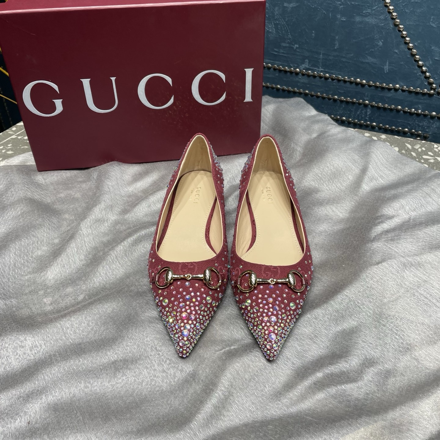 NO:171403,Gucci series high heel women's shoes [celebration] [celebration] [celebration] The original version 11 is developed, carefully modified shoe lasts, leather/special materials are developed according to the original version. The fasteners are so delicate that they are impeccable!  ①Upper brand letter fabric/silk diamond ②Inner lining ③Up sole genuine leather outsole ④Heel height: flat heel ⑤ Size number 35-42 (40.41 42 customized) ⑥Packaging counter latest red ⑦Price letter material diamond style, single shoes, gucci, gucci, sheepskin, Leather soles19860909Gucci 古驰系列高跟女鞋[庆祝][庆祝][庆祝] 原版11开发,精心调制的鞋楦,皮料/特殊材料按原版开发.扣件细腻到无可挑剔！ ①鞋面品牌字母布料/烫钻 ②内里羊皮 ③大底真皮大底 ④跟高:平跟 ⑤码数35-42（40.41 42订做） ⑥包装专柜最新红色 ⑦价格字母材料钻款,单鞋,gucci,gucci,sheepskin,Leather soles,Women's Shoes