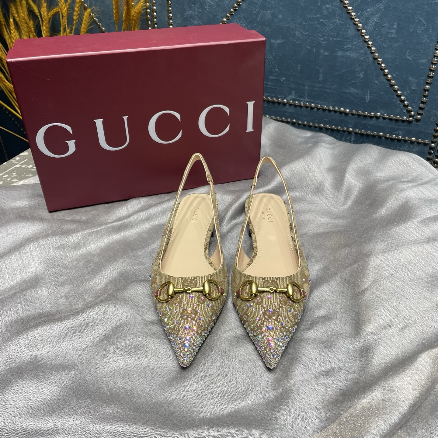 NO:171398,Gucci series high heel women's shoes [celebration] [celebration] [celebration] The original version 11 is developed, carefully modified shoe lasts, leather/special materials are developed according to the original version. The fasteners are so delicate that they are impeccable!  ①Upper brand letter fabric/silk diamond ②Inner lining ③Up sole genuine leather outsole ④Heel height: flat heel ⑤ Size number 35-42 (40.41 42 customized) ⑥Packaging counter latest red ⑦Price letter material diamond style, sandals, gucci, gucci, sandals, sheepskin, Leather soles19860909Gucci 古驰系列高跟女鞋[庆祝][庆祝][庆祝] 原版11开发,精心调制的鞋楦,皮料/特殊材料按原版开发.扣件细腻到无可挑剔！ ①鞋面品牌字母布料/烫钻 ②内里羊皮 ③大底真皮大底 ④跟高:平跟 ⑤码数35-42（40.41 42订做） ⑥包装专柜最新红色 ⑦价格字母材料钻款,凉鞋,gucci,gucci,sandals,sheepskin,Leather soles,Women's Shoes