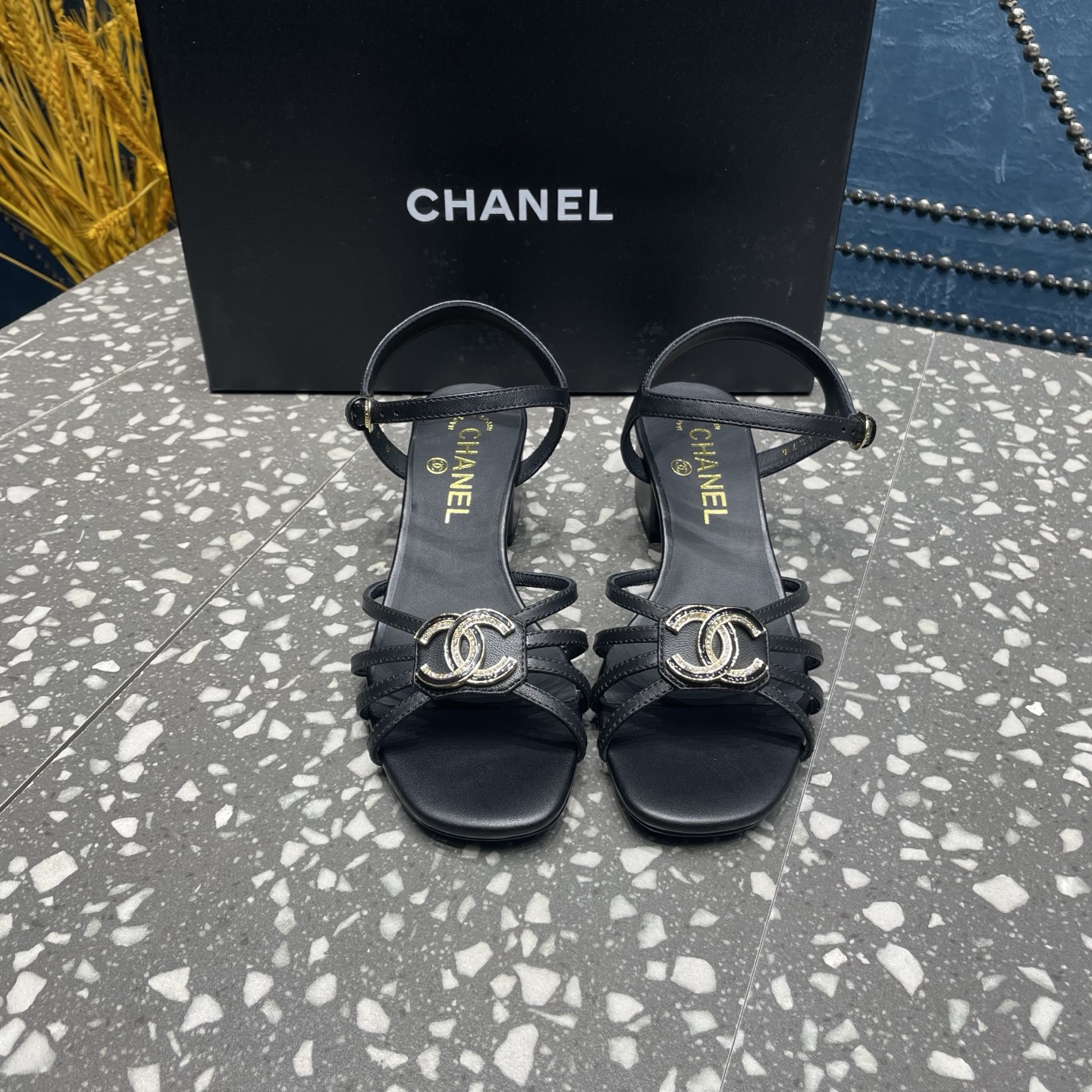 NO:252236,Chane's new cowhide fabric genuine leather sole heel height 4cm 35-42 sizes, sandals, chanel, sandals, cowhide, Leather soles19860909Chane*小香新款 牛皮面料 真皮大底 跟高4cm 35-42码数,凉鞋,chanel,sandals,cowhide,Leather soles,Women's Shoes