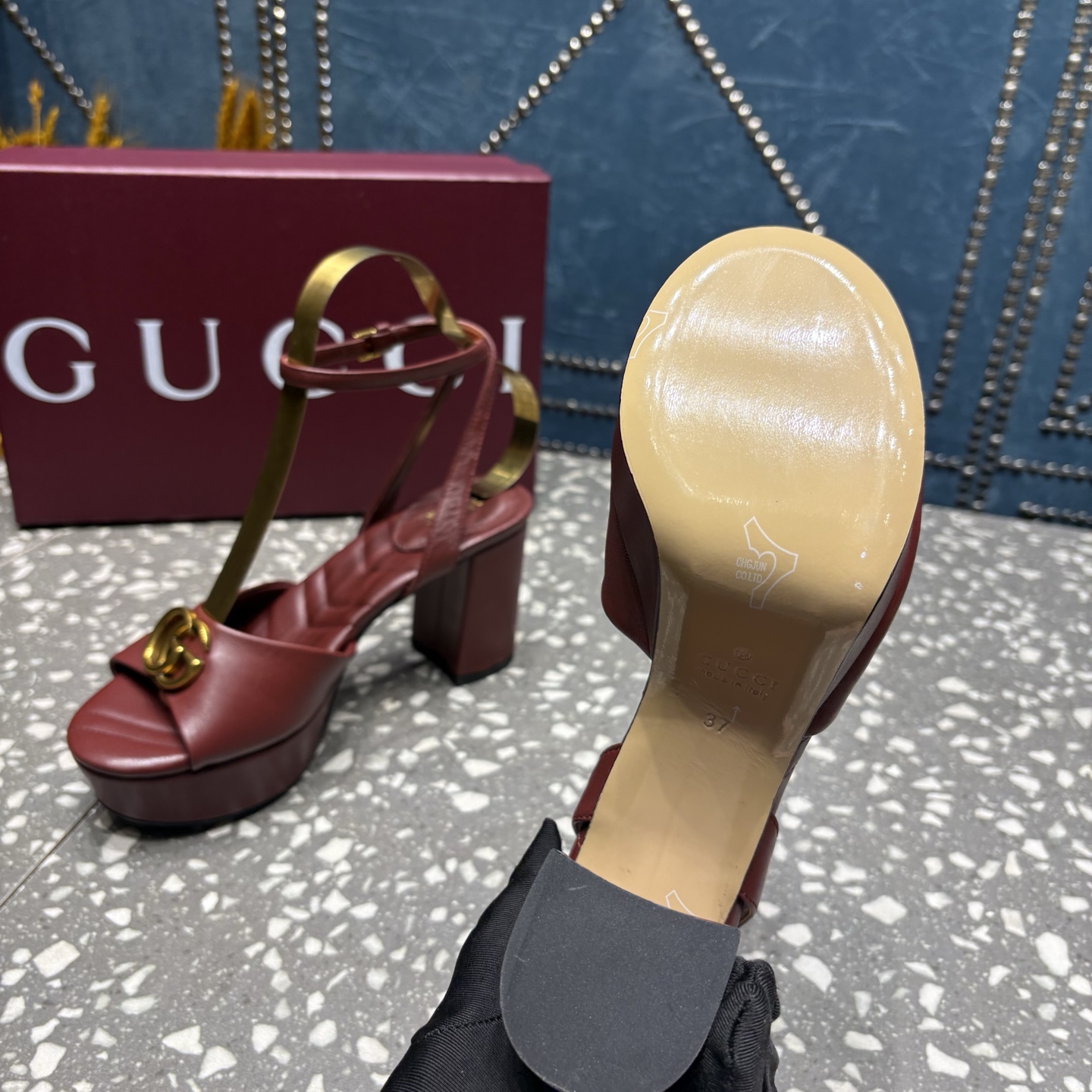 G家/古❤️驰
专柜新品[庆祝]防水台马衔扣一字带凉鞋， 原版1：1复制  👍
①面料：sheep皮
②原版1:1定制五金
③内里： 羊皮垫脚  
④大底：真皮大底
⑤跟高：前水台3.5cm后跟8cm 
⑥码数：35-42(404142 订）
⑦价格:💰310
包装：全套安可拉原版高端包装