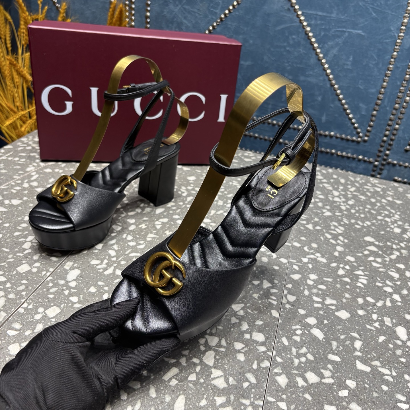 G家/古❤️驰
专柜新品[庆祝]防水台马衔扣一字带凉鞋， 原版1：1复制  👍
①面料：sheep皮
②原版1:1定制五金
③内里： 羊皮垫脚  
④大底：真皮大底
⑤跟高：前水台3.5cm后跟8cm 
⑥码数：35-42(404142 订）
⑦价格:💰310
包装：全套安可拉原版高端包装
