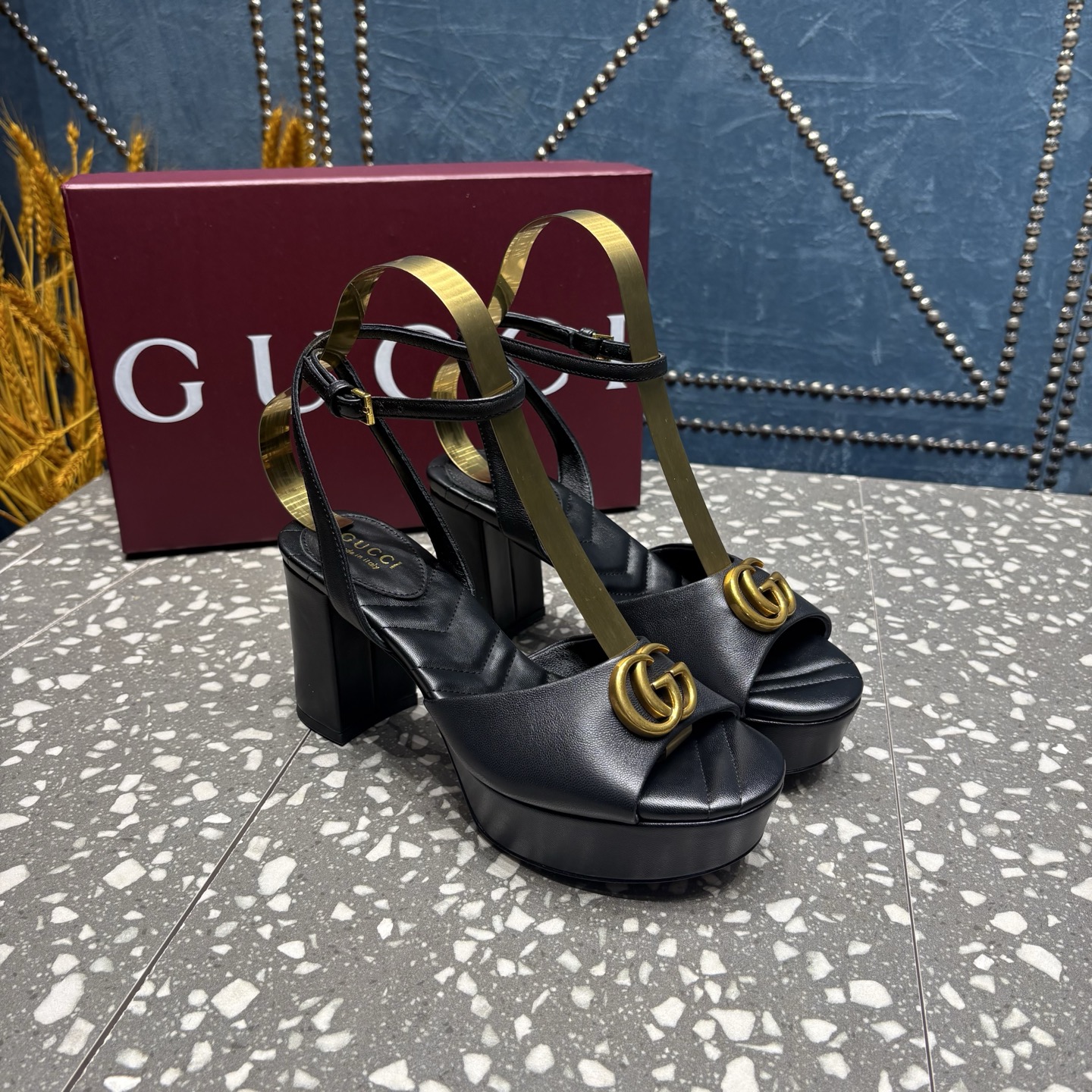 G家/古❤️驰
专柜新品[庆祝]防水台马衔扣一字带凉鞋， 原版1：1复制  👍
①面料：sheep皮
②原版1:1定制五金
③内里： 羊皮垫脚  
④大底：真皮大底
⑤跟高：前水台3.5cm后跟8cm 
⑥码数：35-42(404142 订）
⑦价格:💰310
包装：全套安可拉原版高端包装