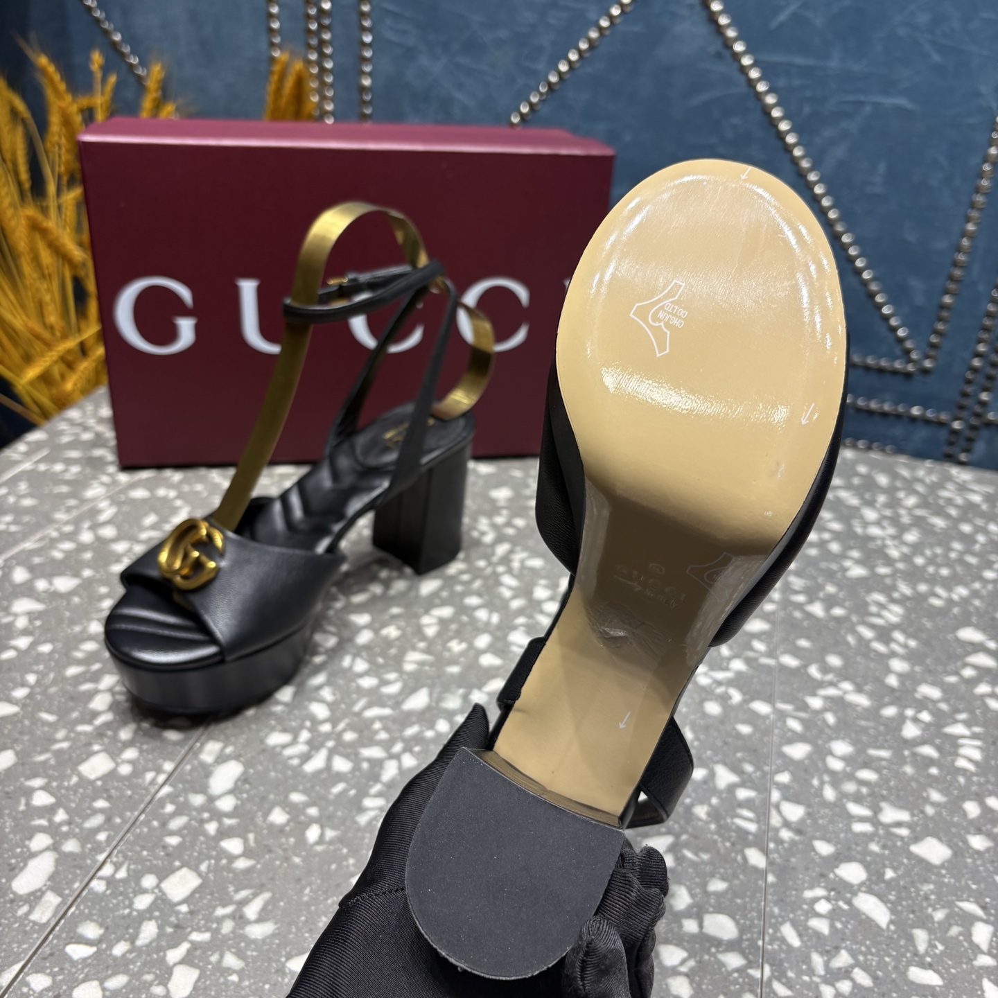 G家/古❤️驰
专柜新品[庆祝]防水台马衔扣一字带凉鞋， 原版1：1复制  👍
①面料：sheep皮
②原版1:1定制五金
③内里： 羊皮垫脚  
④大底：真皮大底
⑤跟高：前水台3.5cm后跟8cm 
⑥码数：35-42(404142 订）
⑦价格:💰310
包装：全套安可拉原版高端包装