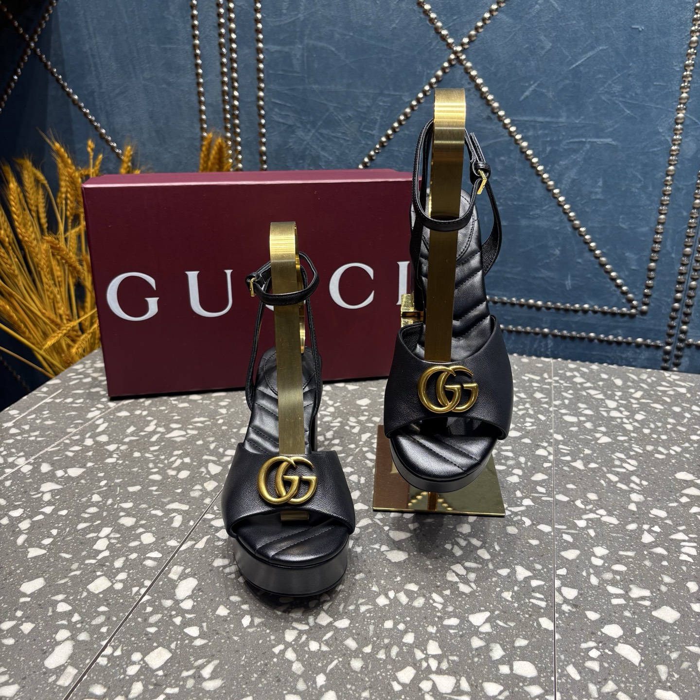 G家/古❤️驰
专柜新品[庆祝]防水台马衔扣一字带凉鞋， 原版1：1复制  👍
①面料：sheep皮
②原版1:1定制五金
③内里： 羊皮垫脚  
④大底：真皮大底
⑤跟高：前水台3.5cm后跟8cm 
⑥码数：35-42(404142 订）
⑦价格:💰310
包装：全套安可拉原版高端包装