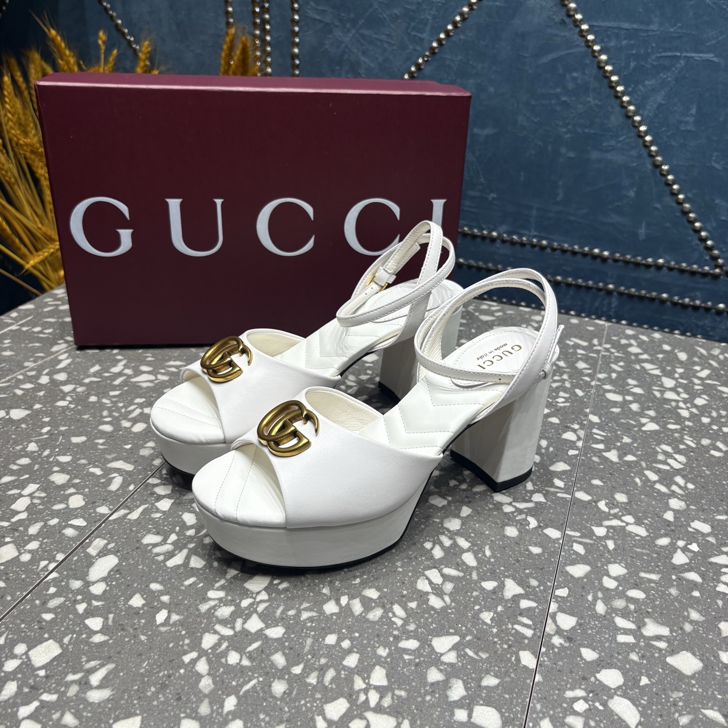 G家/古❤️驰
专柜新品[庆祝]防水台马衔扣一字带凉鞋， 原版1：1复制  👍
①面料：sheep皮
②原版1:1定制五金
③内里： 羊皮垫脚  
④大底：真皮大底
⑤跟高：前水台3.5cm后跟8cm 
⑥码数：35-42(404142 订）
⑦价格:💰310
包装：全套安可拉原版高端包装