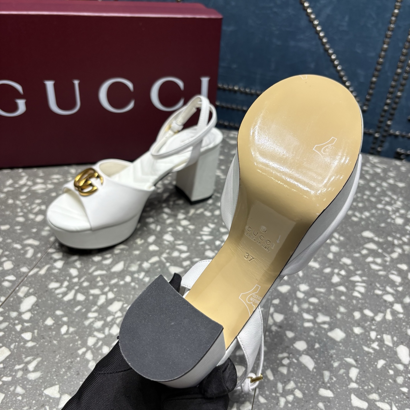 G家/古❤️驰
专柜新品[庆祝]防水台马衔扣一字带凉鞋， 原版1：1复制  👍
①面料：sheep皮
②原版1:1定制五金
③内里： 羊皮垫脚  
④大底：真皮大底
⑤跟高：前水台3.5cm后跟8cm 
⑥码数：35-42(404142 订）
⑦价格:💰310
包装：全套安可拉原版高端包装