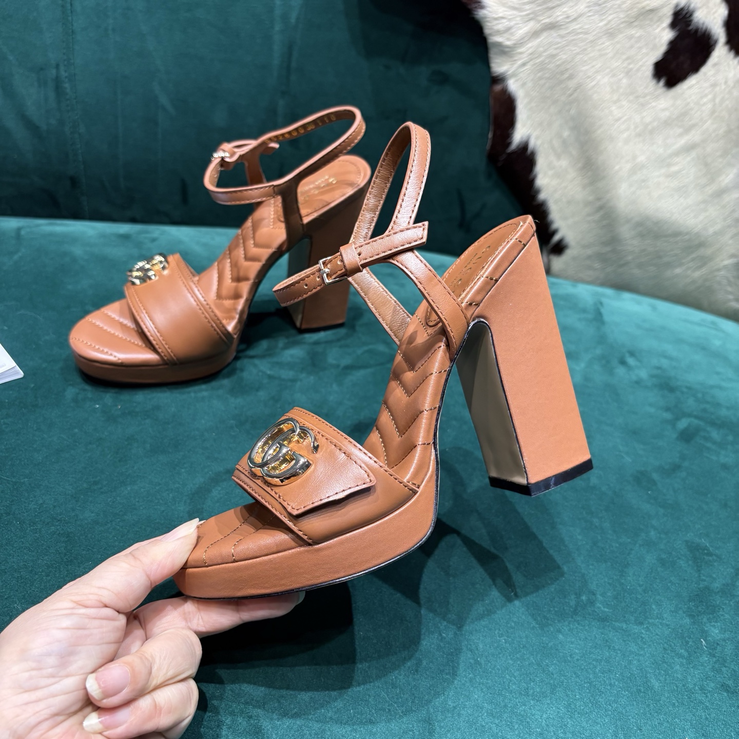 Gucci Style Red Leather Women's Shoes style reference detail image 4 from source 784662