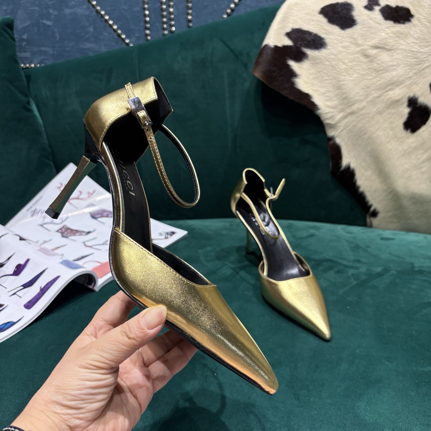 Gucci Style Leather Women's Shoes style reference detail image 4 from source 784670