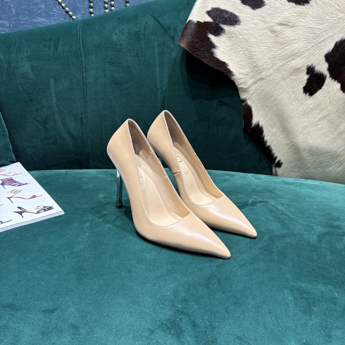 Gucci Style Leather Women's Shoes style reference detail image 2 from source 784675
