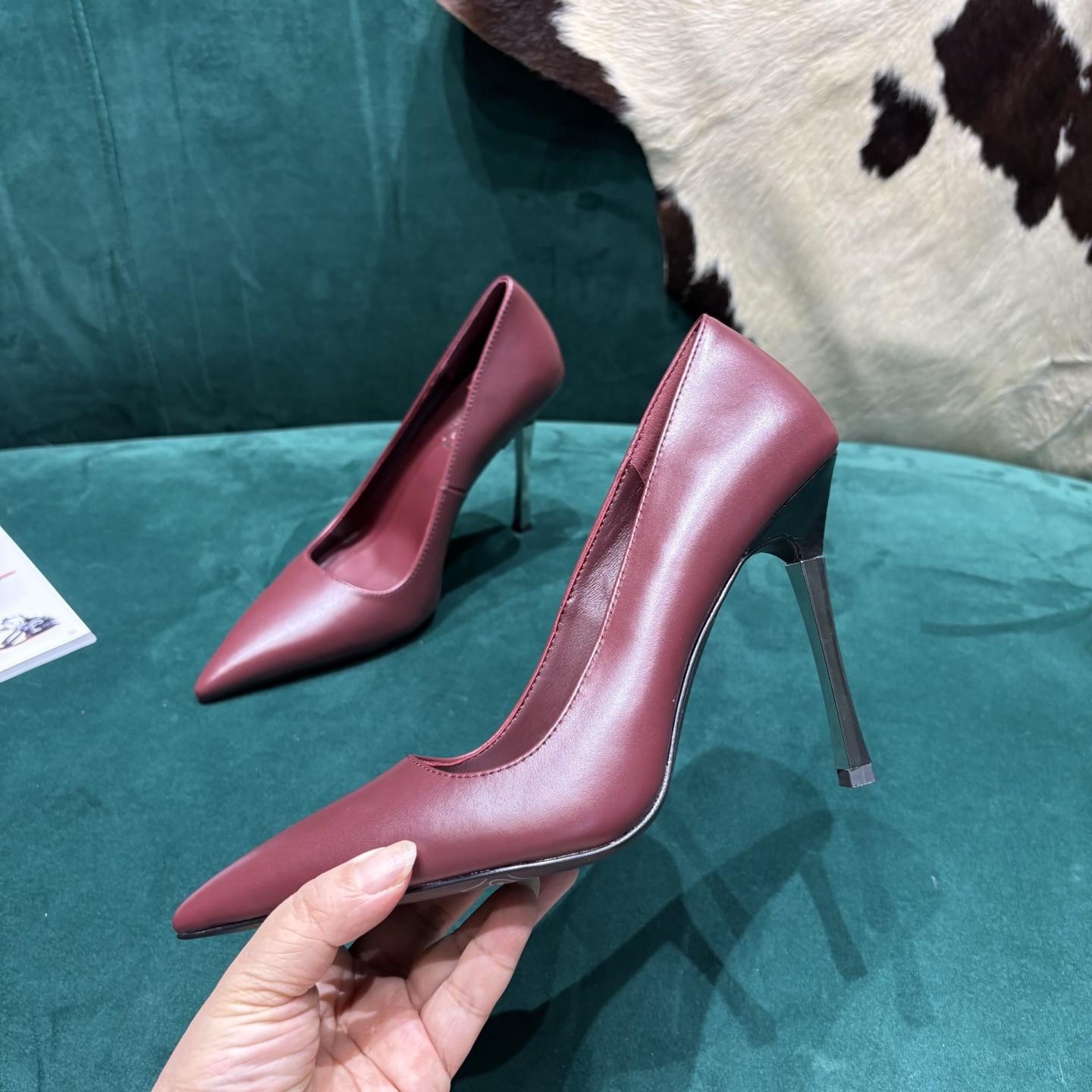 Gucci Style Leather Women's Shoes style reference detail image 4 from source 784677