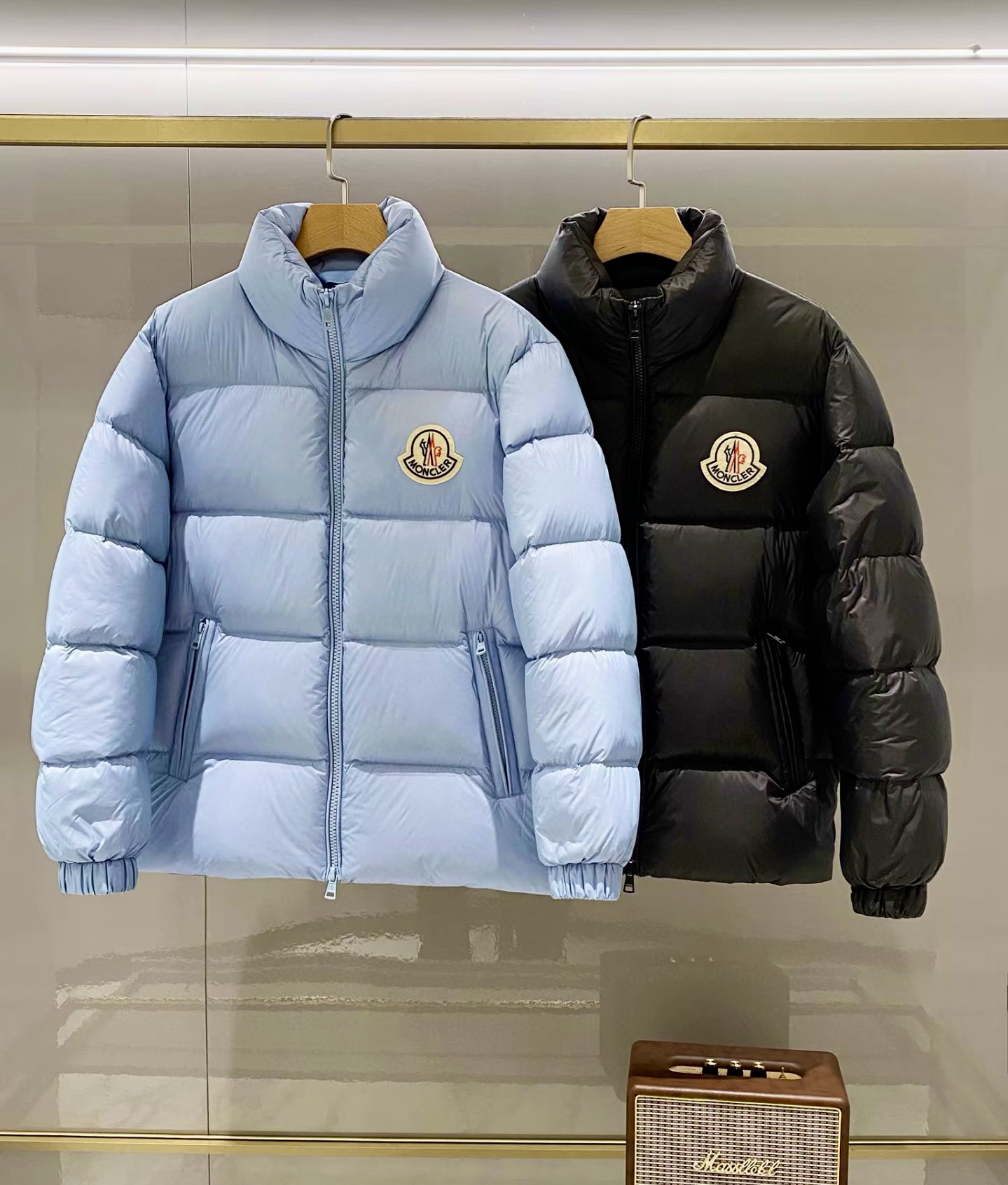 P380


Moncler/蒙口citala系列大徽标经典款羽绒服
原版1:1打版
上身效果绝对炸裂
蒙口羽绒服真是不一样
穿上又轻盈又暖和
这个雾霾蓝颜色是很好看
室外看着就是天蓝色的
在室内又深一点是雾霾蓝
搭配出时尚与个性的自己