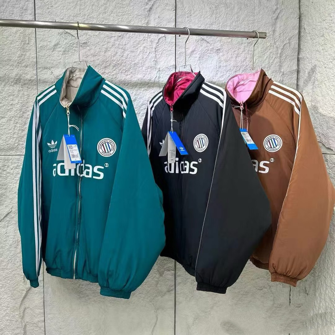 P225 Adidas/阿迪达斯三叶草双面多色加厚保暖棉服 阿迪你的太懂我了，双面穿等于买了两件衣服 谁说不能穿的五颜六色 多巴胺配色看着心情就很好啊 而且还是双面穿 这不一下就拥有了两件衣服 而且这个版型真的太爱了 阔阔的很拉风啊 我反…
