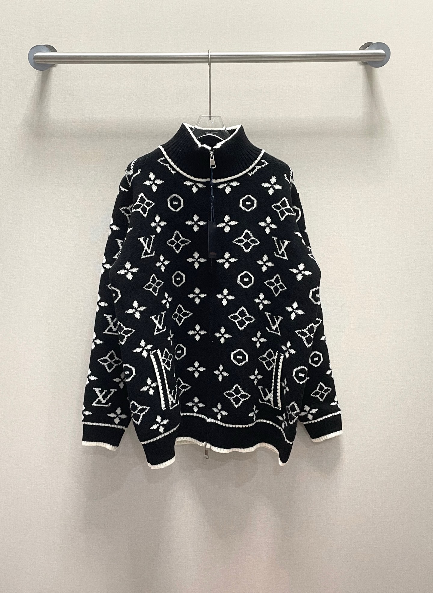 P135 Chaqueta de punto con cremallera y logo clásico para presbicia Louis Vuitton/Louis Vuitton. El material mezclado c…