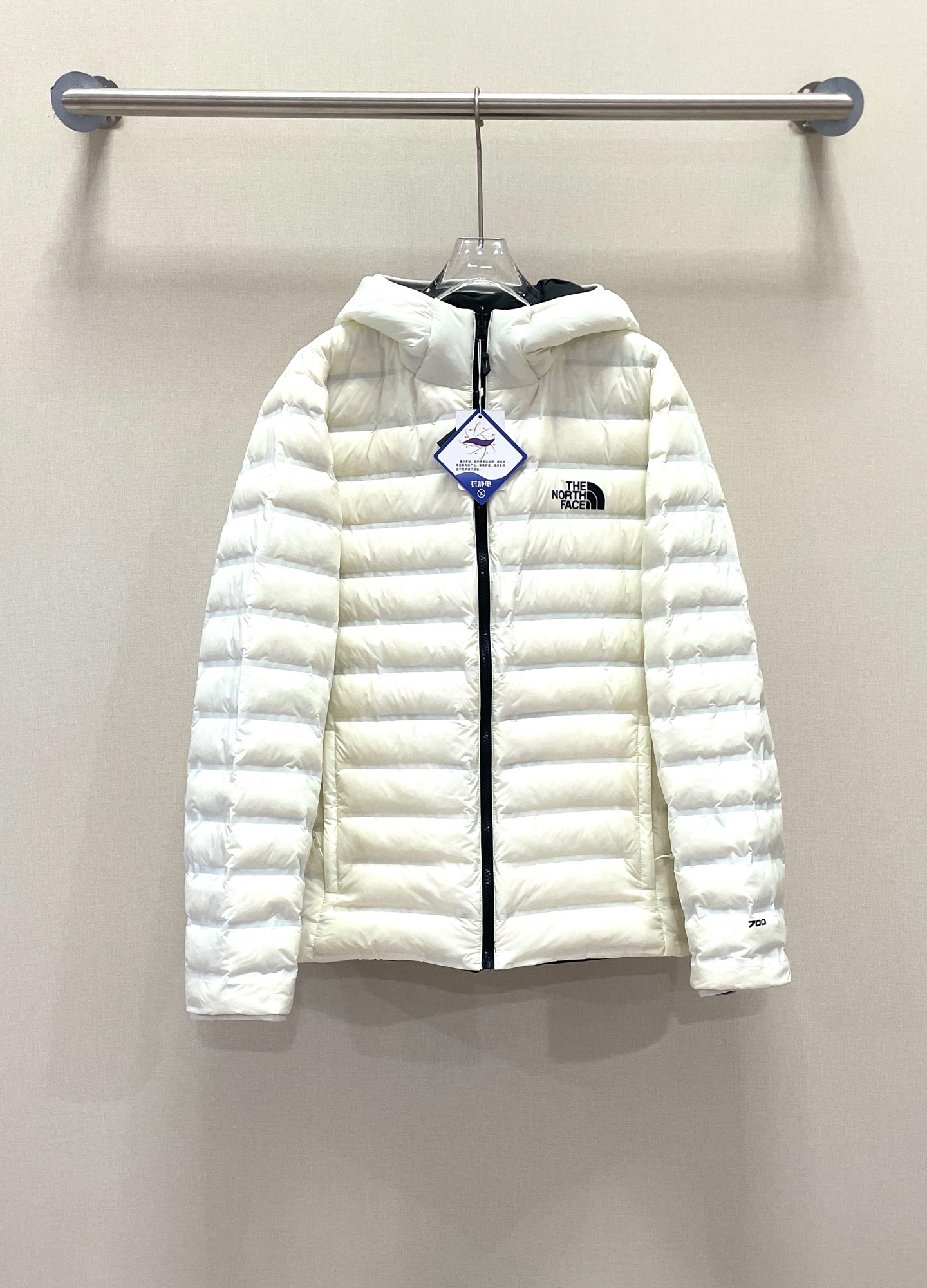 P370
The NorthFace/北面700双面穿拼色排骨鸭绒羽绒服
两面穿更多选择 颜色不同
轻盈保暖焊在身上
谁懂男生秋冬不想穿成“米其林”的痛!北面这件奶呼呼排骨服直接封神~
RDS甄选鸭绒填充,蓬松度拉满却轻到没负担,高密度面料防钻绒,通勤叠穿、户外遛弯都抗打,温柔不沉闷,随便搭卫衣牛仔裤都显干净。
防风又显瘦,南方过冬/北方打底都适配,男生闭眼冲的冬日氛围感单品!