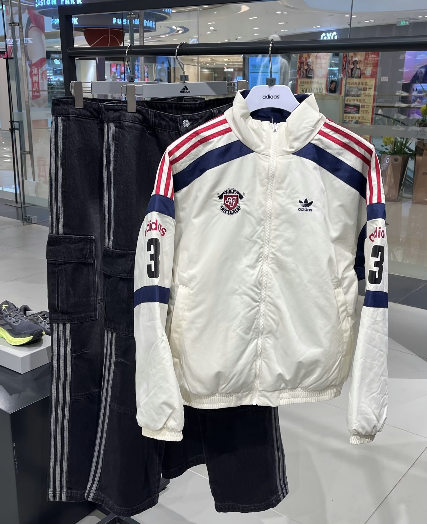 P185 Adidas/阿迪达斯 Originals 冰球系列复古风双面棉服 顶级原版 柜子同步在售 有什么比双面穿更有性价比的呢 米白色主调搭配藏青、酒红的撞色设计，经典三条纹元素+复古徽章，满满的90年代运动潮酷感，穿上就是街头复古画…