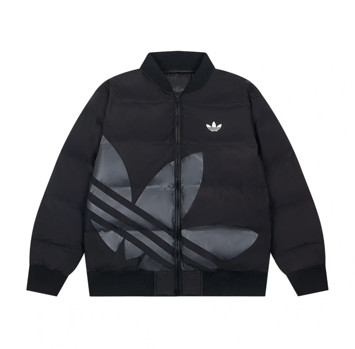 P195 Adidas/阿迪达斯Originals三叶草拒寒保暖棉衣当寒潮与细雨不期而遇，经典的三叶草有了新表达。 蓬松度棉 锁住温暖空气，轻盈包裹全身。外层经防泼水处理，从容应对冬日潮湿。 这不仅是棉服 更是融入日常…