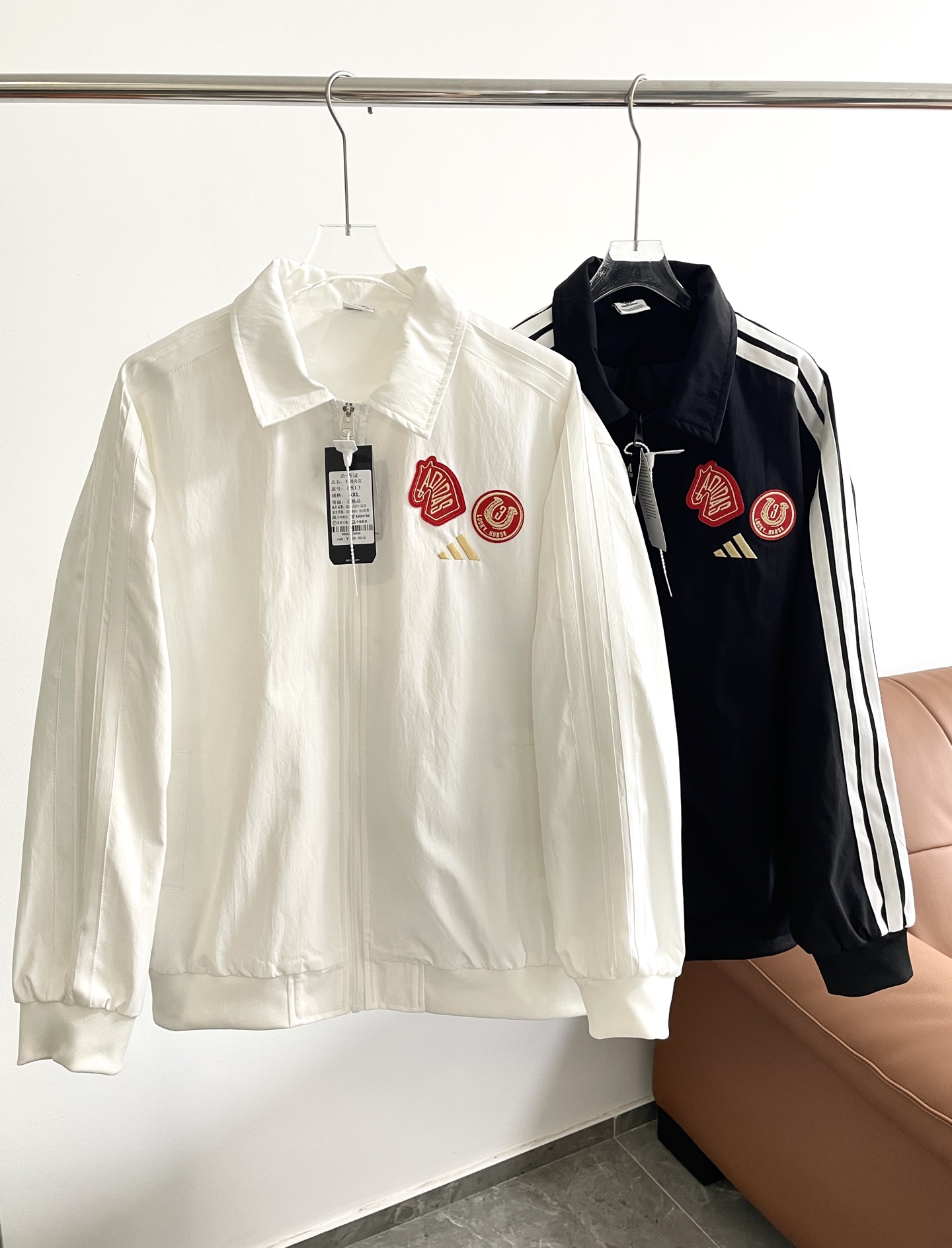 P160 Adidas 阿迪达斯三叶草马年限定封神夹克外套 两色夹克封神！红白拼太戳了 Adidas这波复古夹克杀疯了 中国红显白到发光，经典黑百搭王炸，奶白色温柔到骨子里 三道杠+刺绣标复古感拉满，宽松版型藏肉显瘦！搭牛仔裤/运动裤都巨…