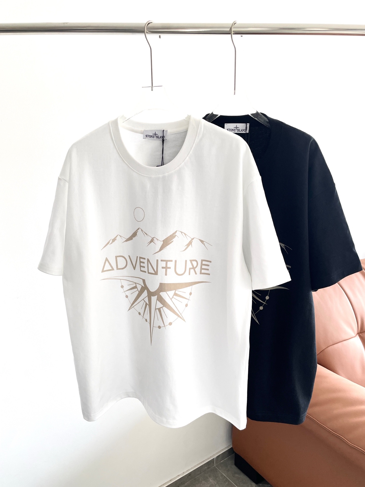 @90 Stone Island/石头岛日照金山新年短袖Tee 你知道梅里雪山的传说吗？ 穿上神山的祝福，徒步转山也能美出圈！🏔️ ✅ 徒步细雨：100% 320g 26支 双股精梳棉，紧密挺括，清爽透气。 ✅ 日常通勤：经典的黑白撞色…