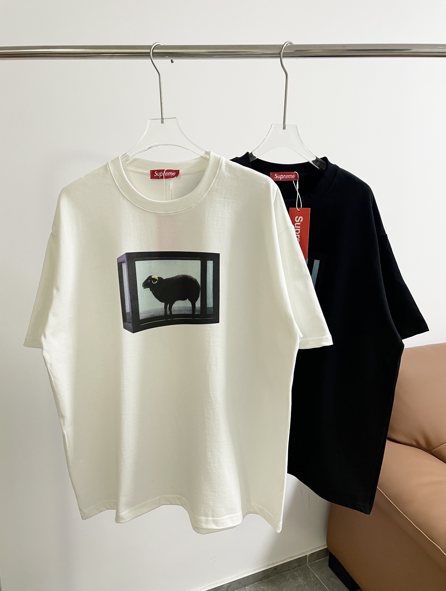 @100 SUPREME Damien Hirst camiseta de manga corta con cabra negra pintada a color. Esta colaboración con Damien Hirst, …