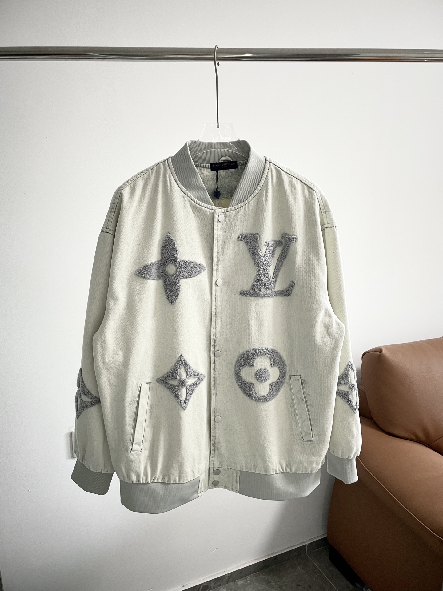 P170 Louis Vuitton Louis Vuitton Heavy Industry Chaqueta vaquera lavada con arena bordada con toalla Fotos reales Versi…