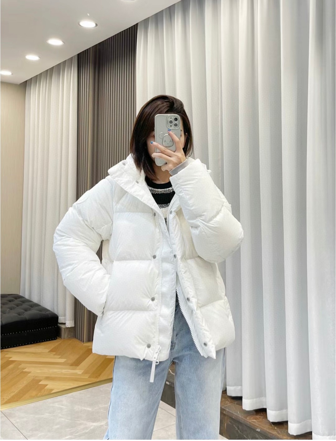 Guangzhou high-version Canada Goose parka in pastel colors. 80% duck down, lightweight and warm. Durable Cordura fabric, removable hood with down filling. YKK zippers, multiple pockets. Colors: white, blue, pink, gray.-Big cat