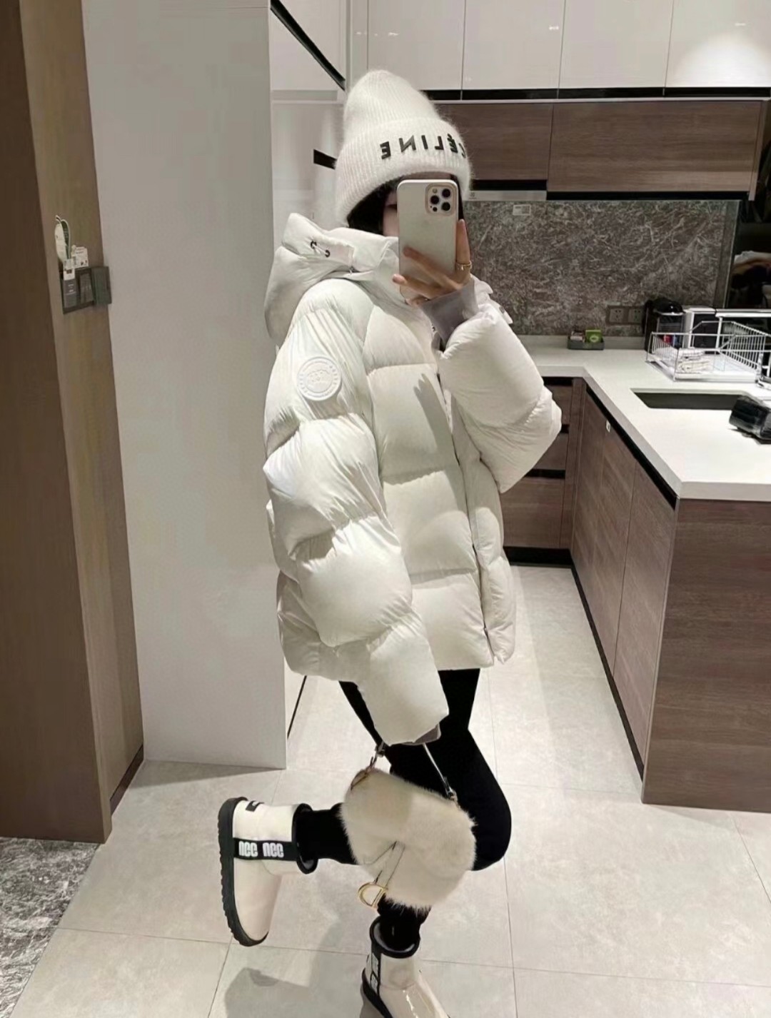 Guangzhou high-version Canada Goose parka in pastel colors. 80% duck down, lightweight and warm. Durable Cordura fabric, removable hood with down filling. YKK zippers, multiple pockets. Colors: white, blue, pink, gray.-Big cat