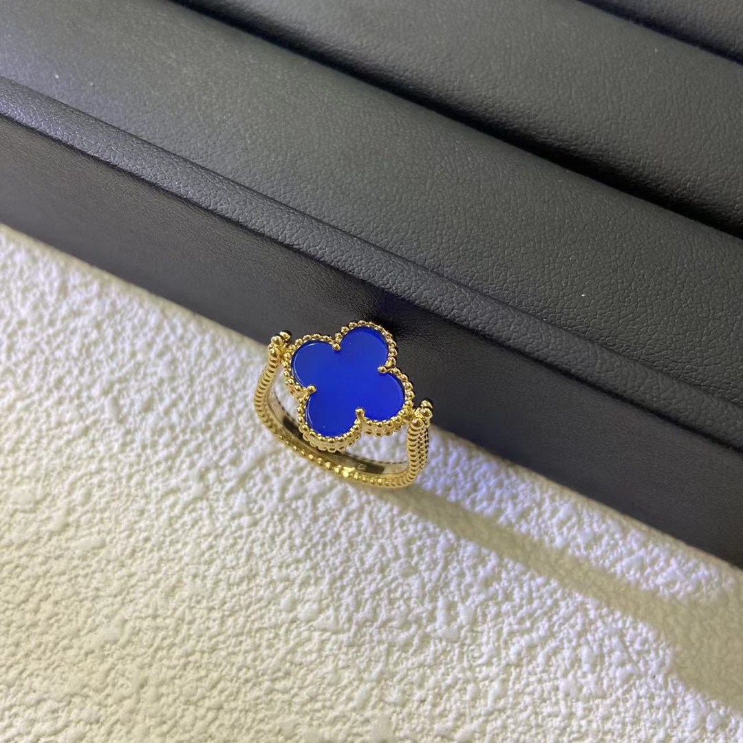 👑VCA车花➕蓝玛瑙可翻转四叶草戒指💍蓝玛瑙&玑镂雕花带钻绝美😍特别不撞款🉑️双面佩戴一次性拥有两枚戒指